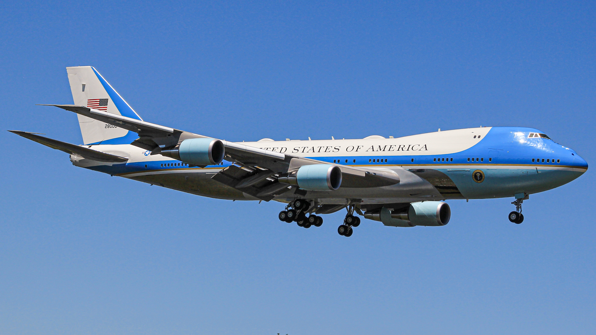 Full size: USAF - United States Air Force Boeing VC-25A 82-8000 at Dallas Love Field Airport