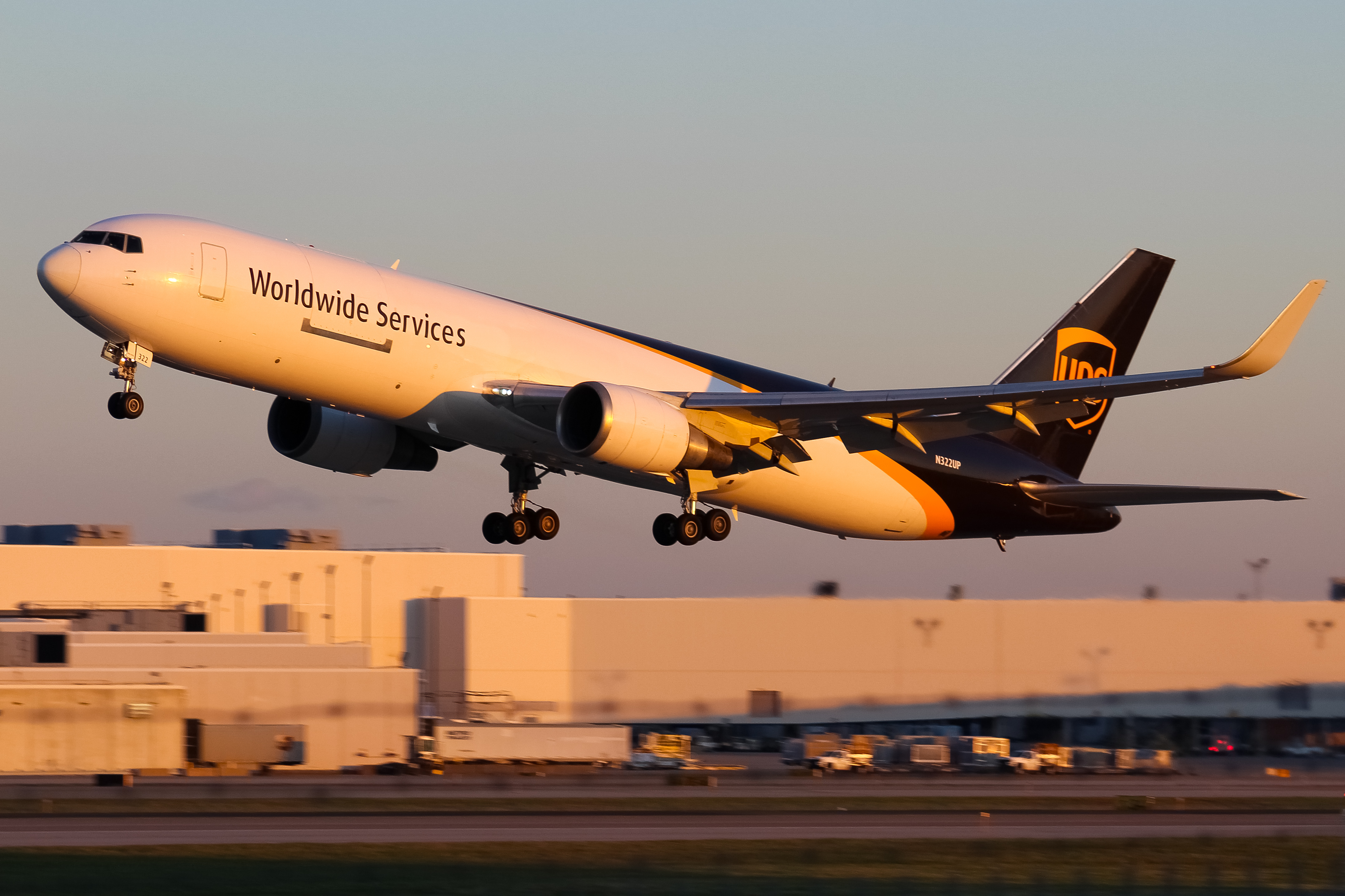 Full size: United Parcel Service Boeing 767-300F N322UP at Louisville Muhammad Ali International Airport