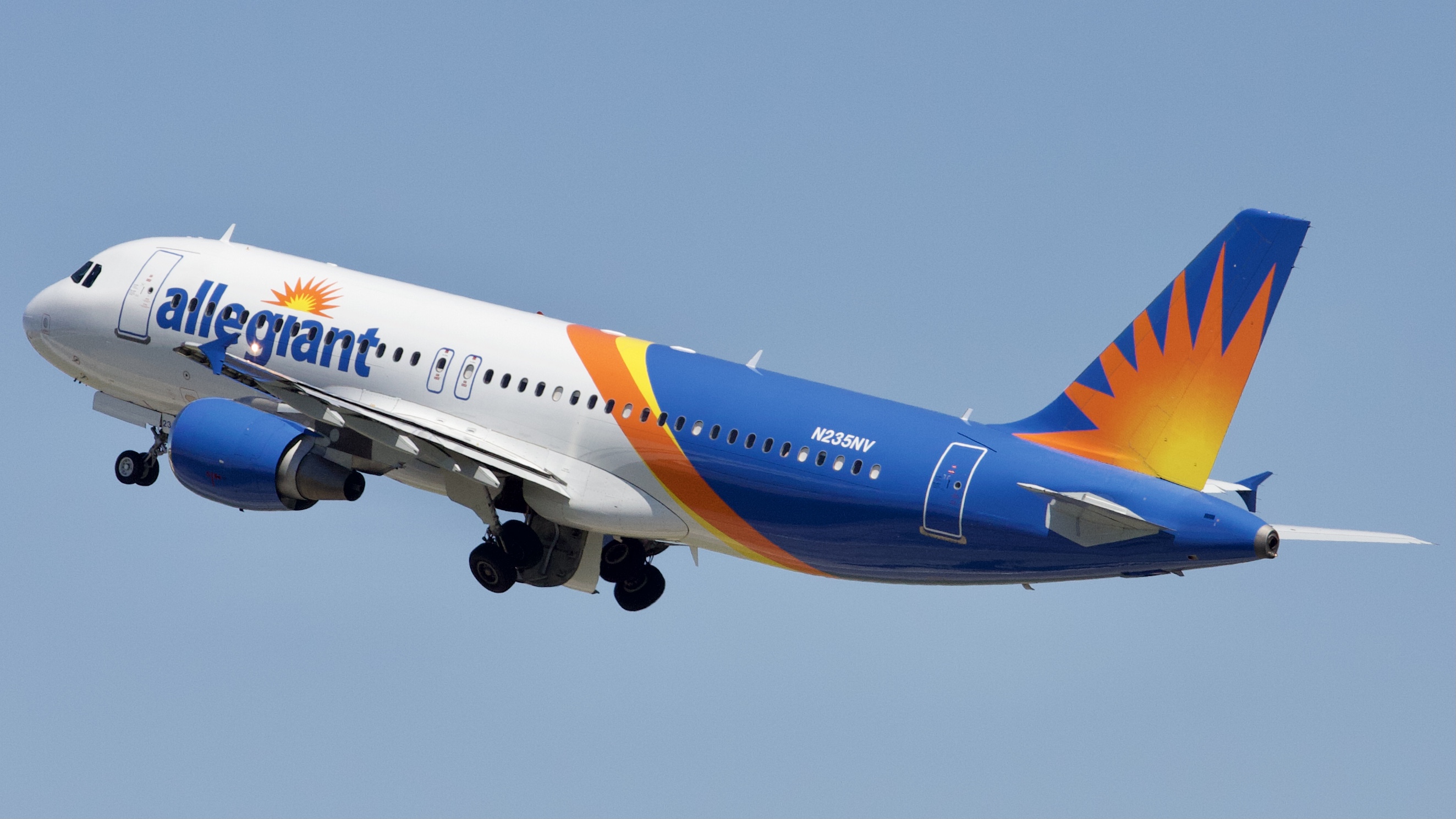 Full size: Allegiant Air Airbus A320 N235NV at Rickenbacker International Airport