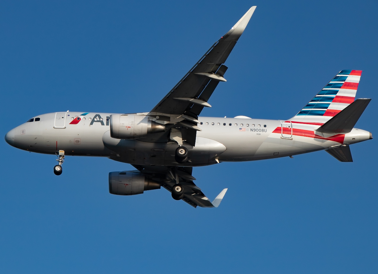 Full size: American Airlines Airbus A319 N9008U at Tampa International Airport