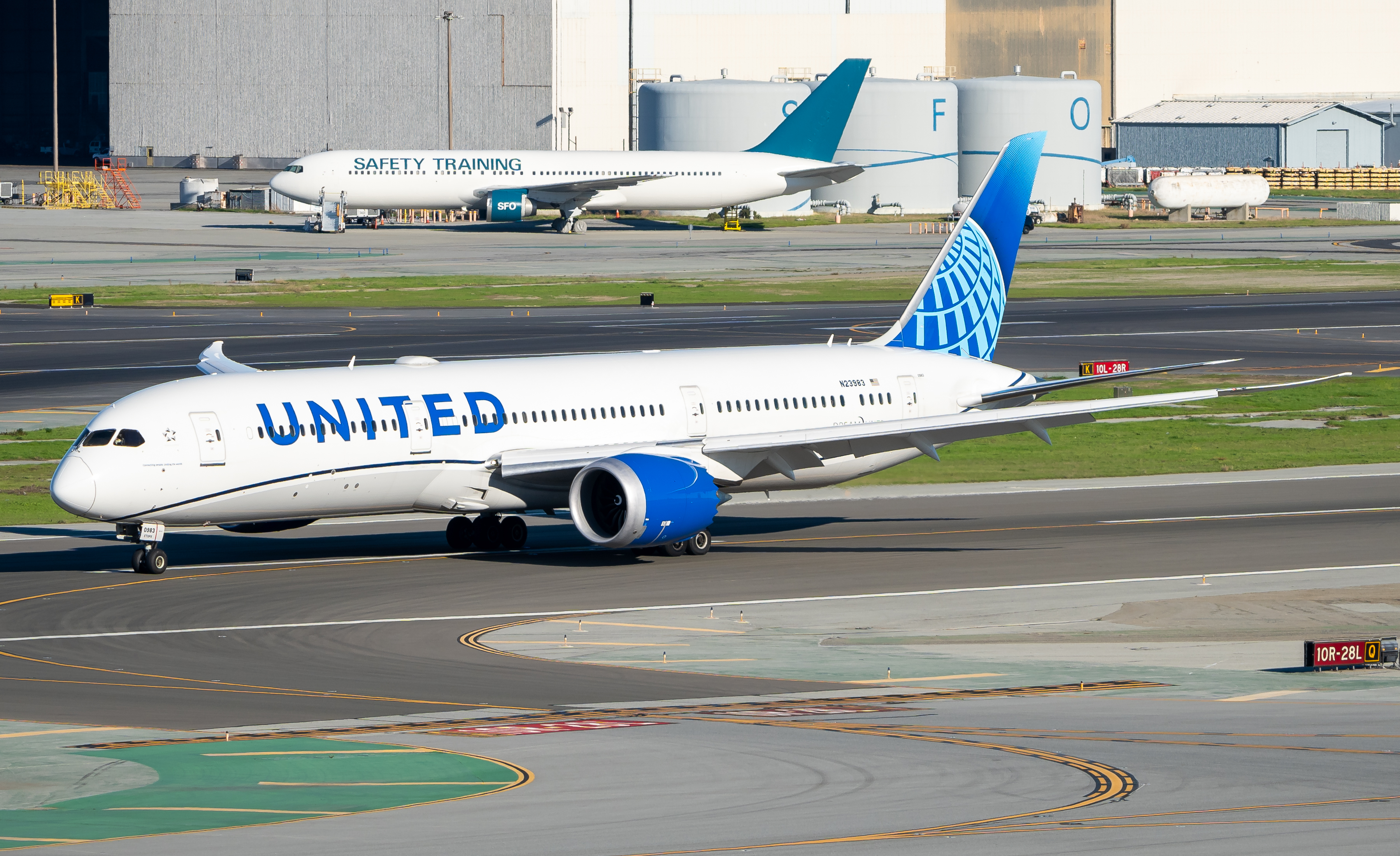 Full size: United Airlines Boeing 787-9 N23983 at San Francisco International Airport