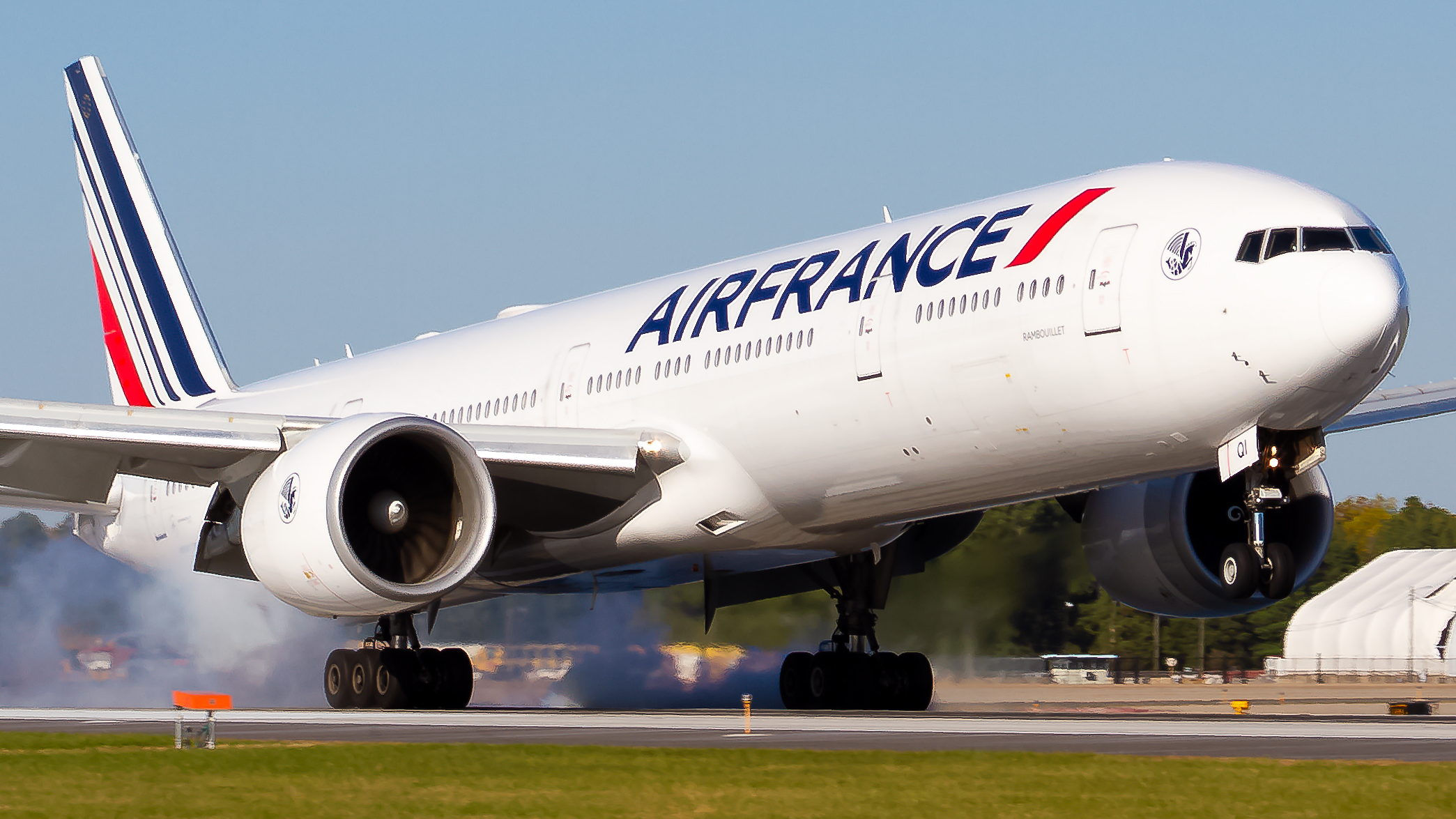 Full size: Air France Boeing 777-300ER F-GSQI at Washington Dulles International Airport