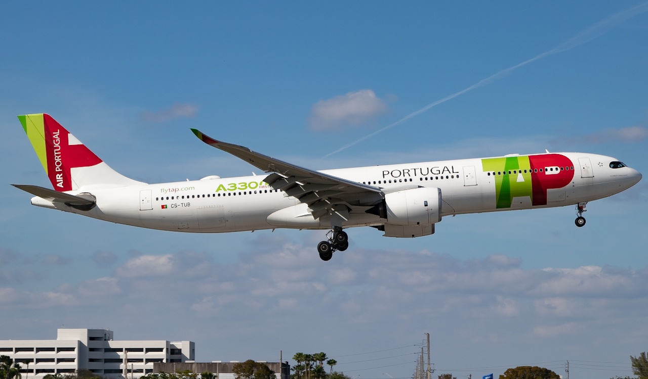 Full size: TAP Air Portugal Airbus A330-900 CS-TUB at Miami International Airport