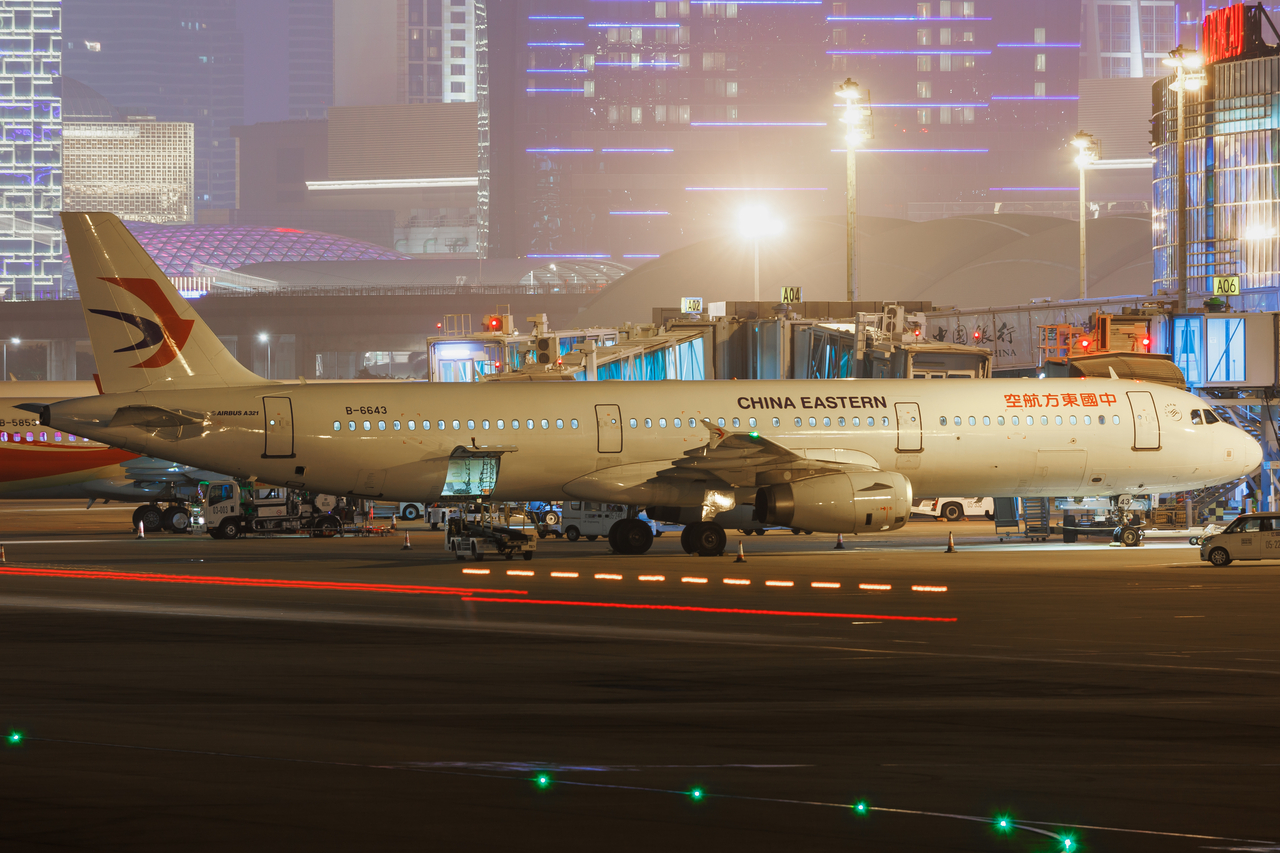 Full size: China Eastern Airlines Airbus A321-200 B-6643 at Macau International Airport