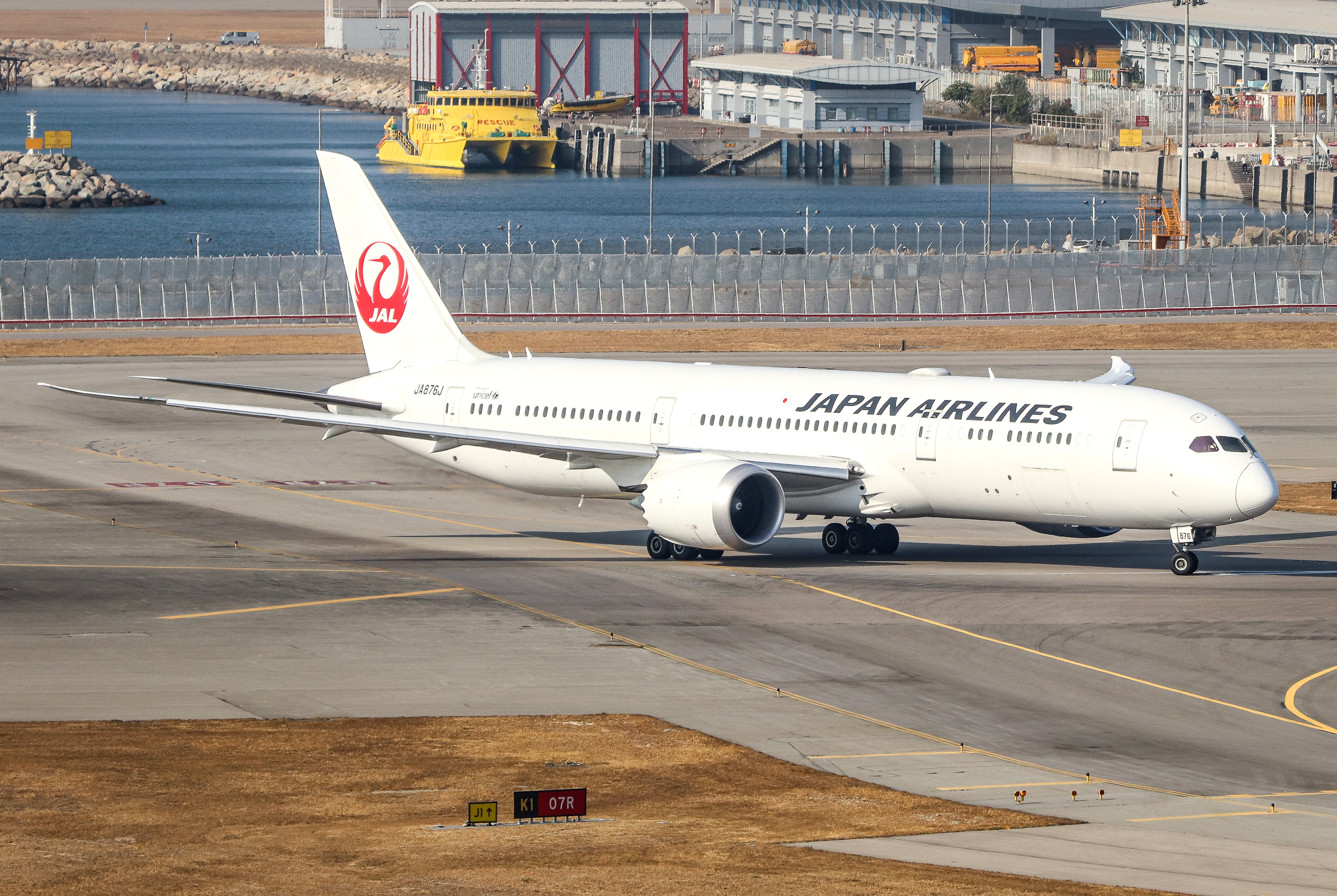 Full size: Japan Airlines Boeing 787-9 JA876J at Hong Kong International Airport