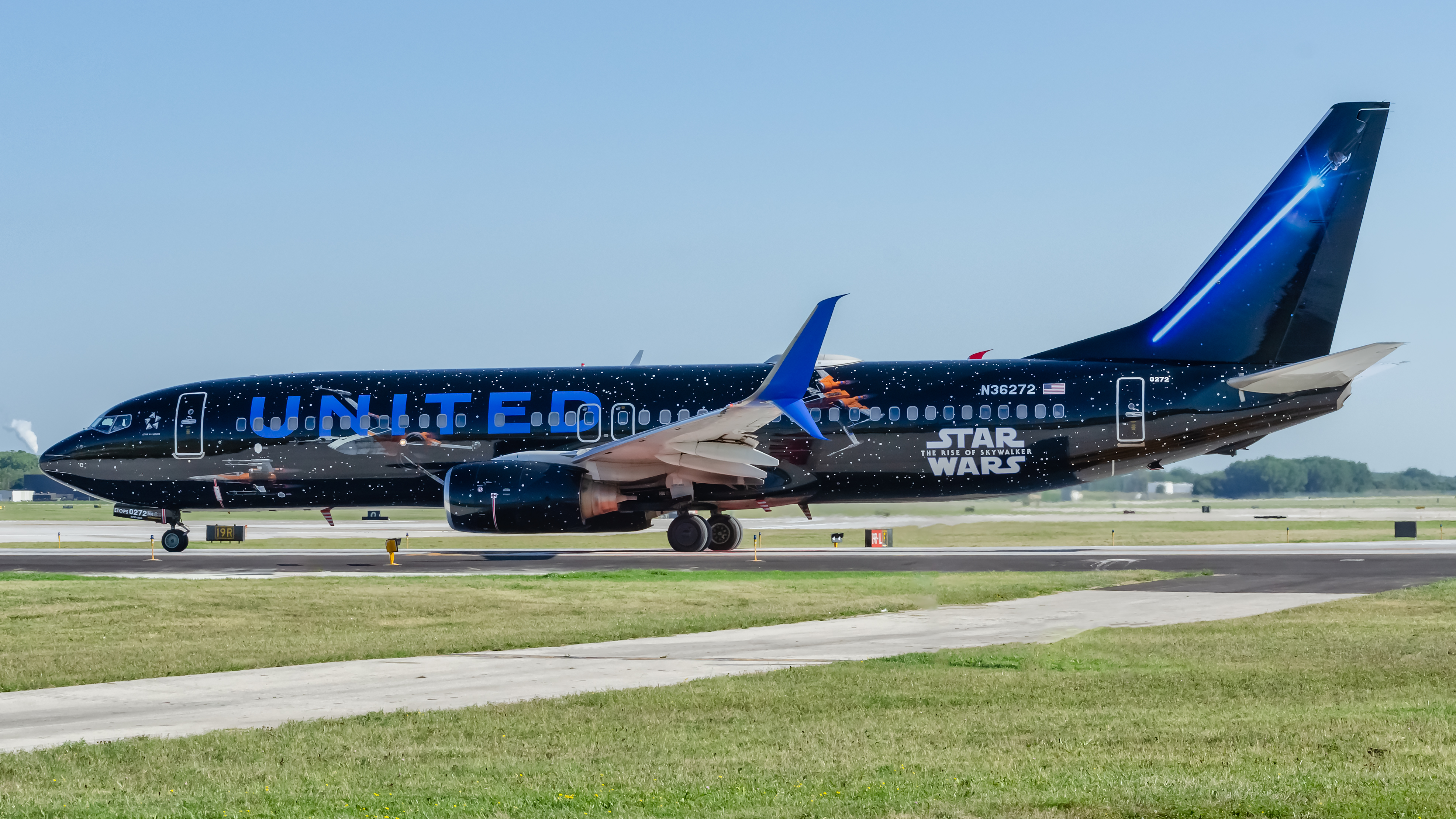 Full size: United Airlines Boeing 737-800 N36272 at General Mitchell International Airport