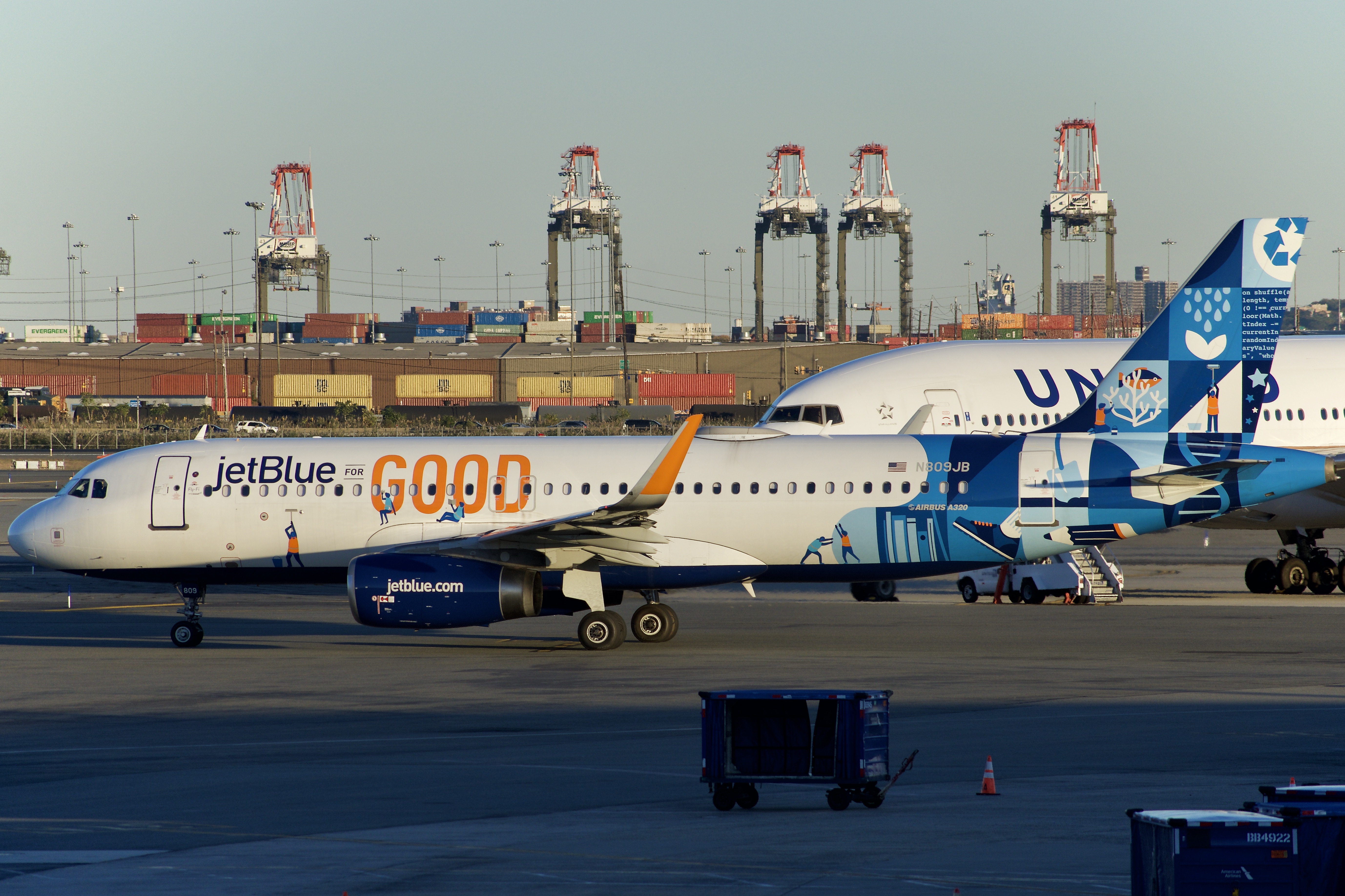 Full size: JetBlue Airways Airbus A320 N809JB at Newark Liberty International Airport