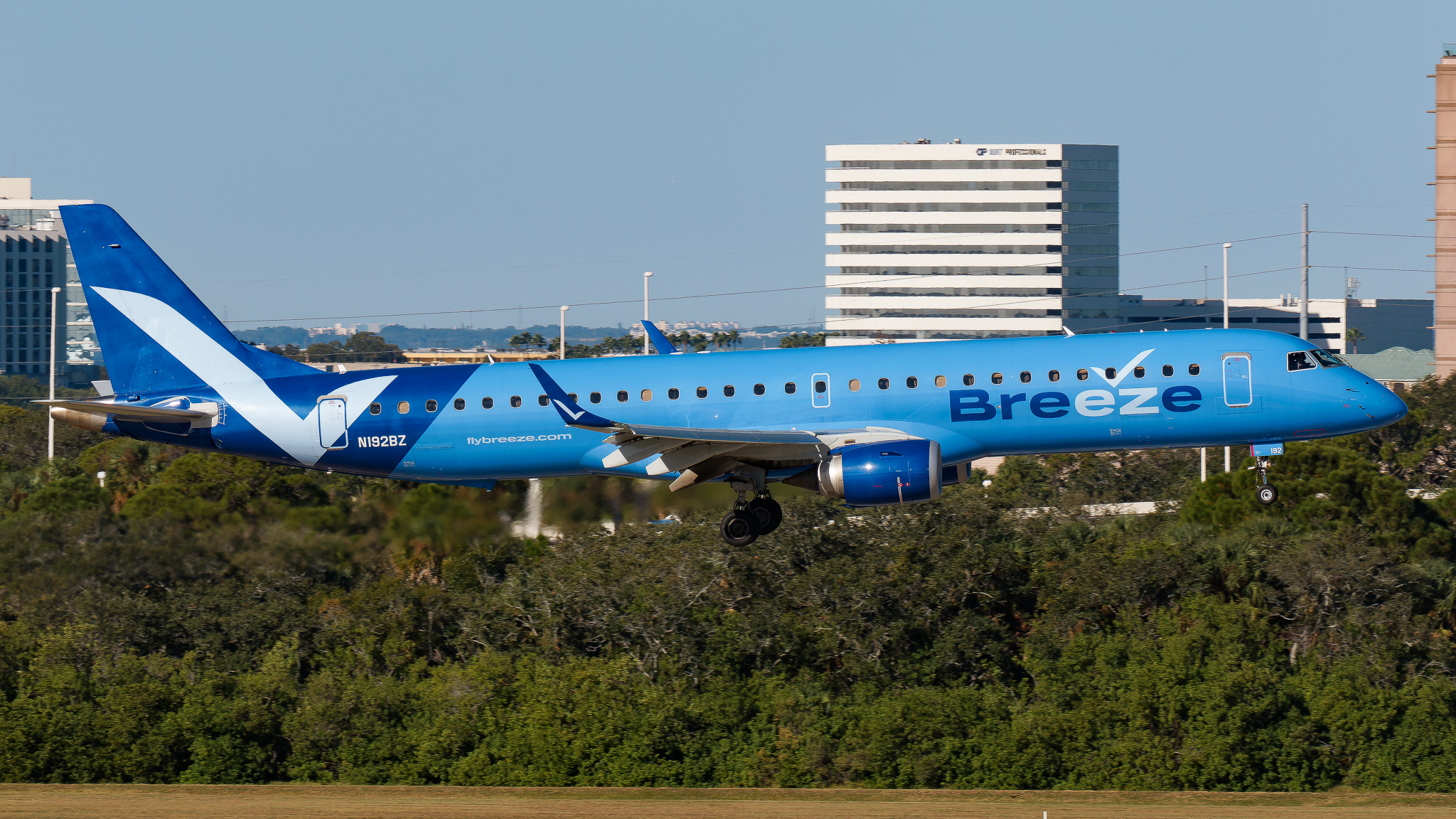 Full size: Breeze Airways Embraer E195 N192BZ at Tampa International Airport