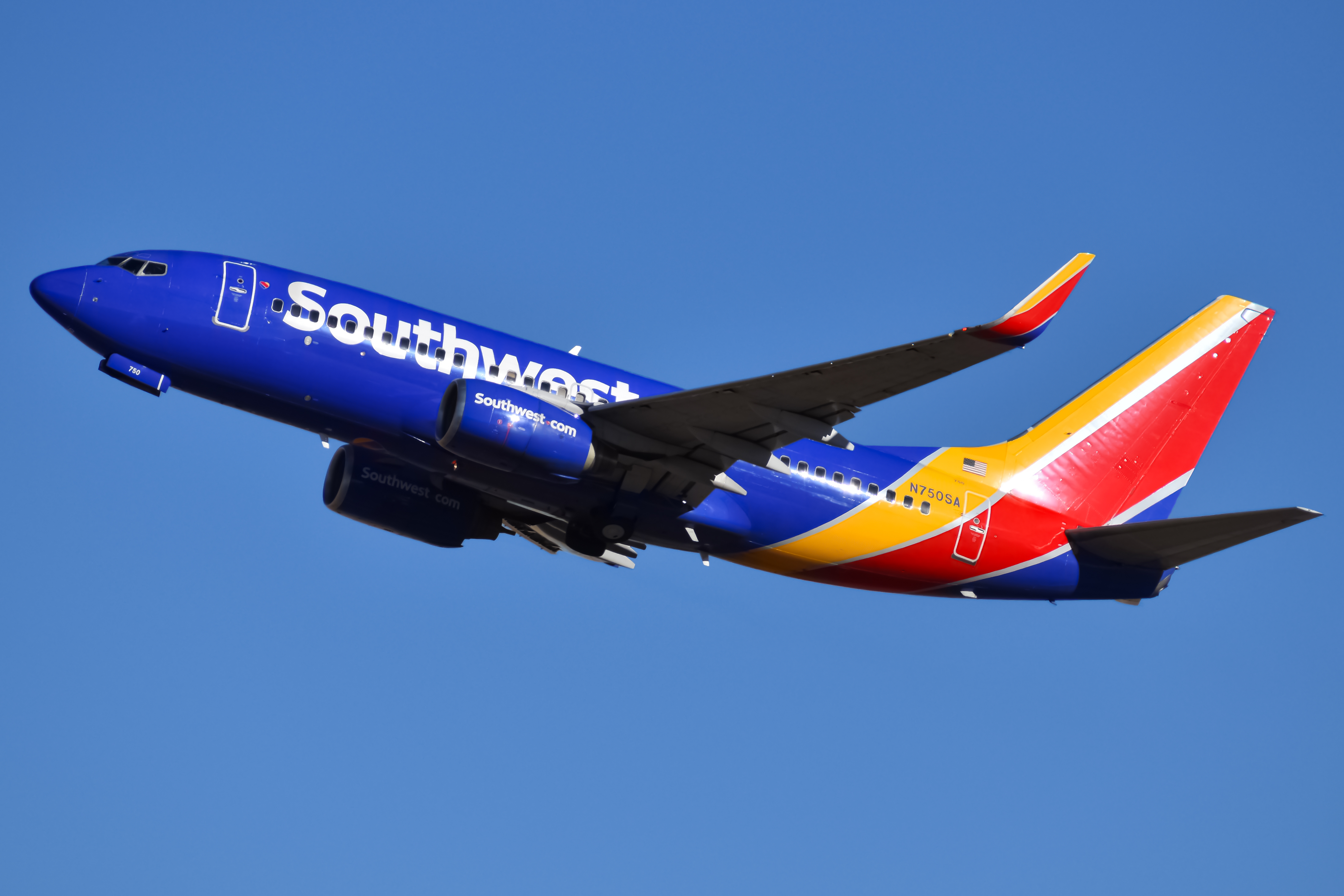 Full size: Southwest Airlines Boeing 737-700 N750SA at Denver International Airport