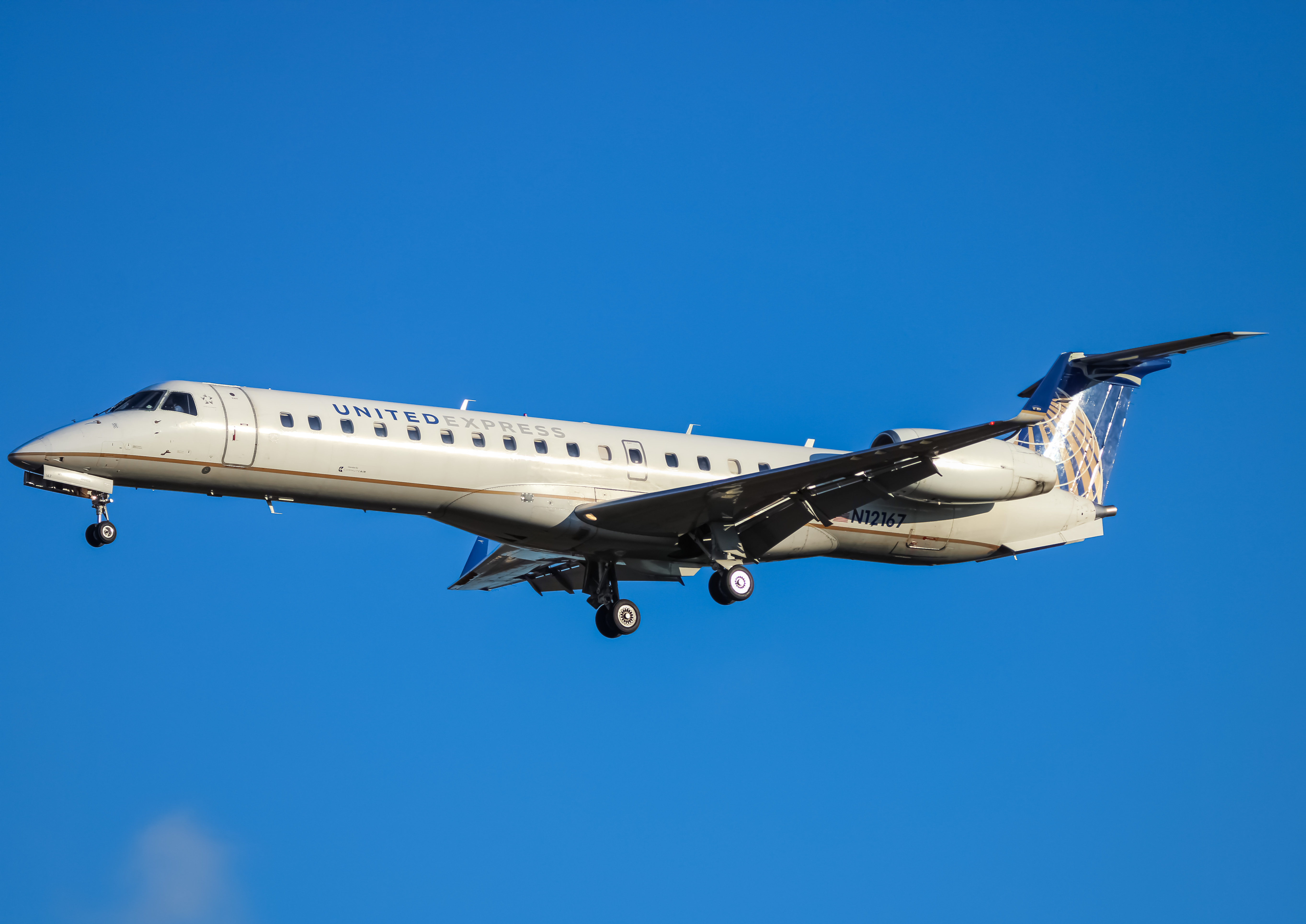 Full size: United Express Embraer ERJ145 N12167 at Washington Dulles International Airport