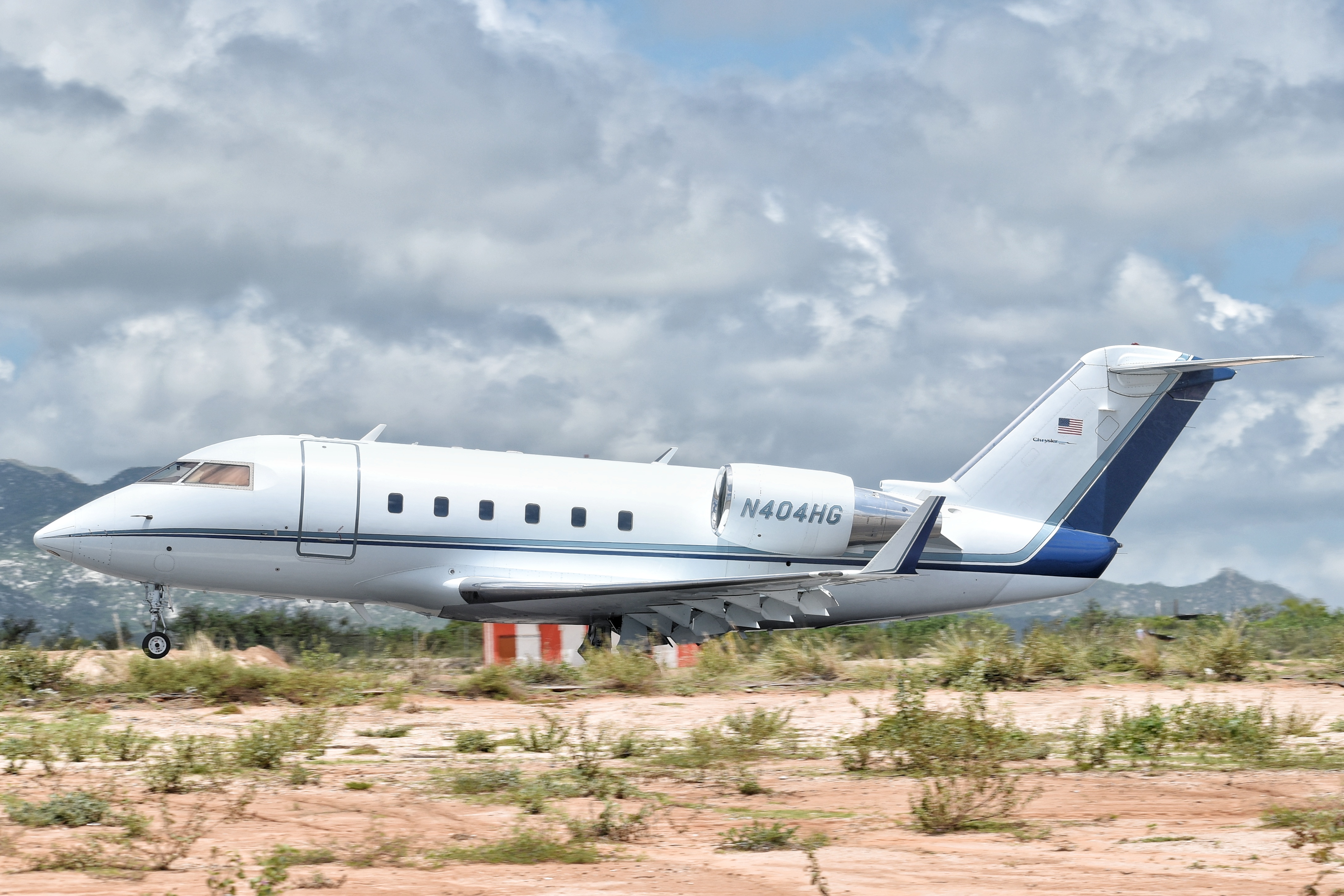 Full size: PRIVATE Bombardier CL601 Challenger N404HG at Aeropuerto de Cabo San Lucas Internacional