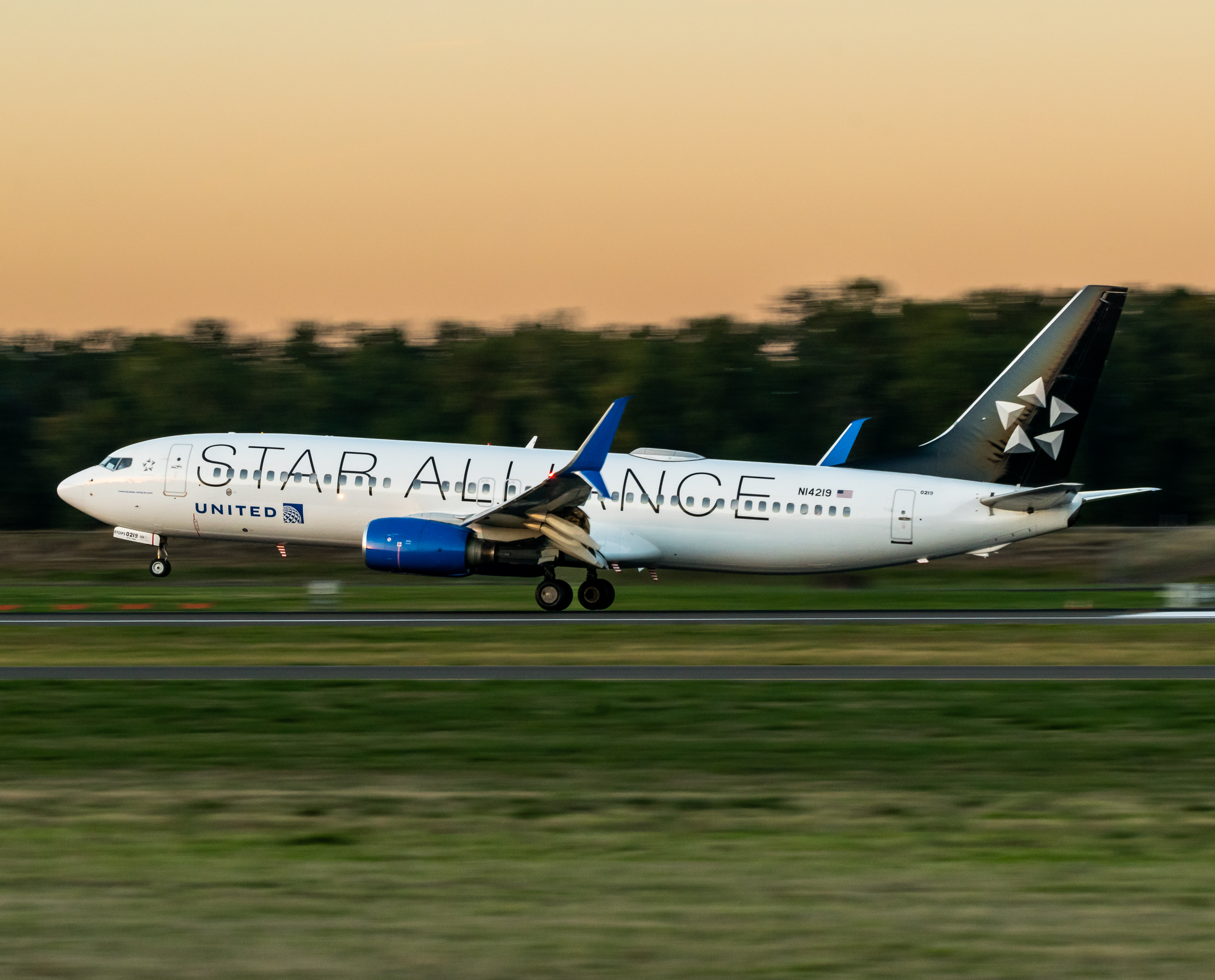 Full size: United Airlines Boeing 737-800 N14219 at Portland International Airport