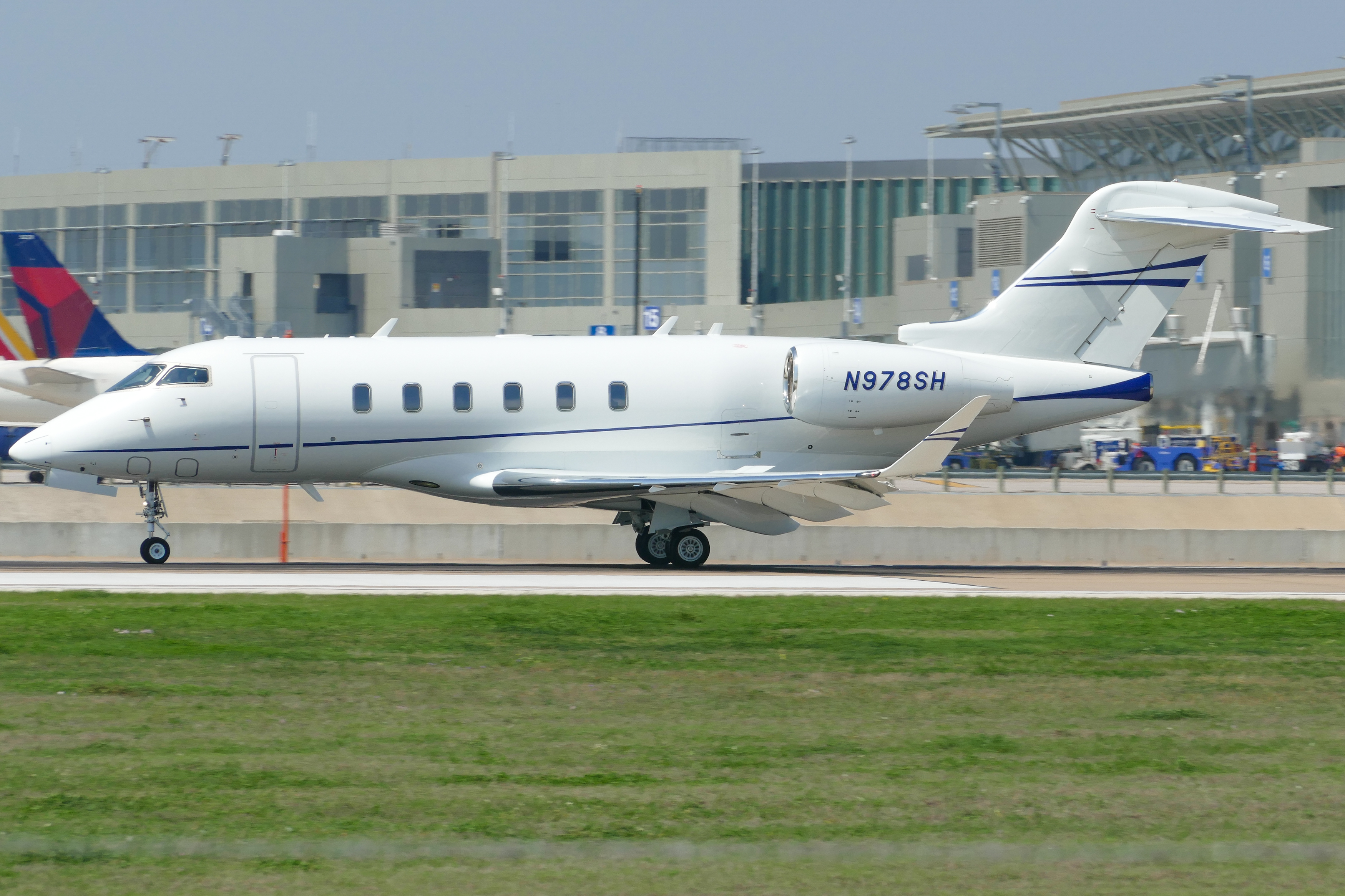 Full size: PRIVATE Bombardier Challenger 350  N978SH at Austin-Bergstrom International Airport
