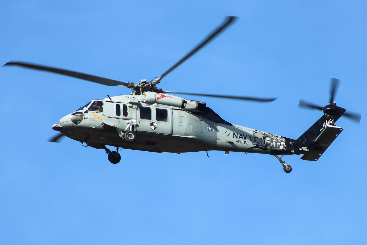 Full size: US Navy MH-60S Seahawk 166289 at Newport News/Williamsburg International Airport