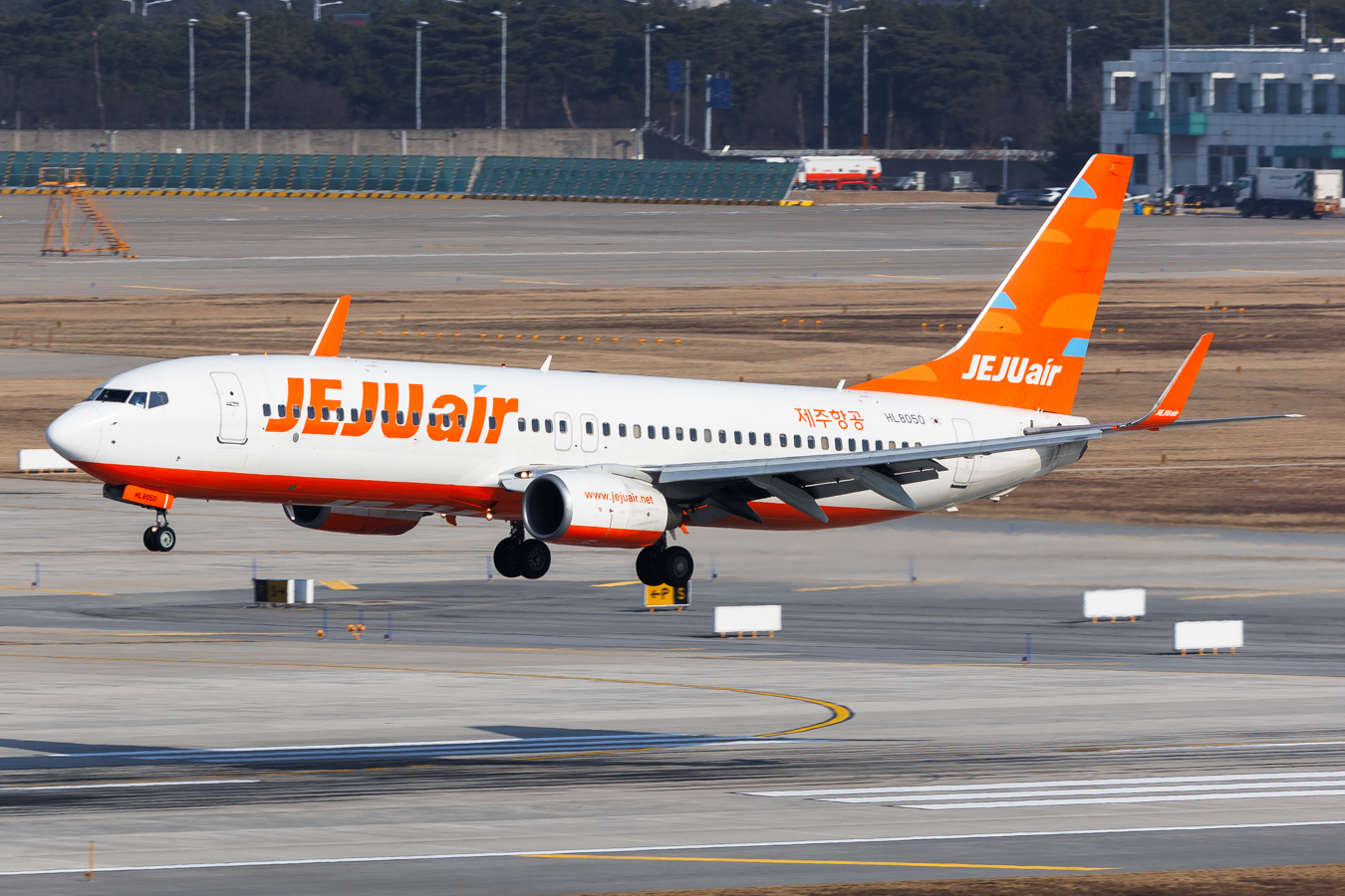Full size: Jeju Air Boeing 737-800 HL8050 at Seoul-Incheon International Airport