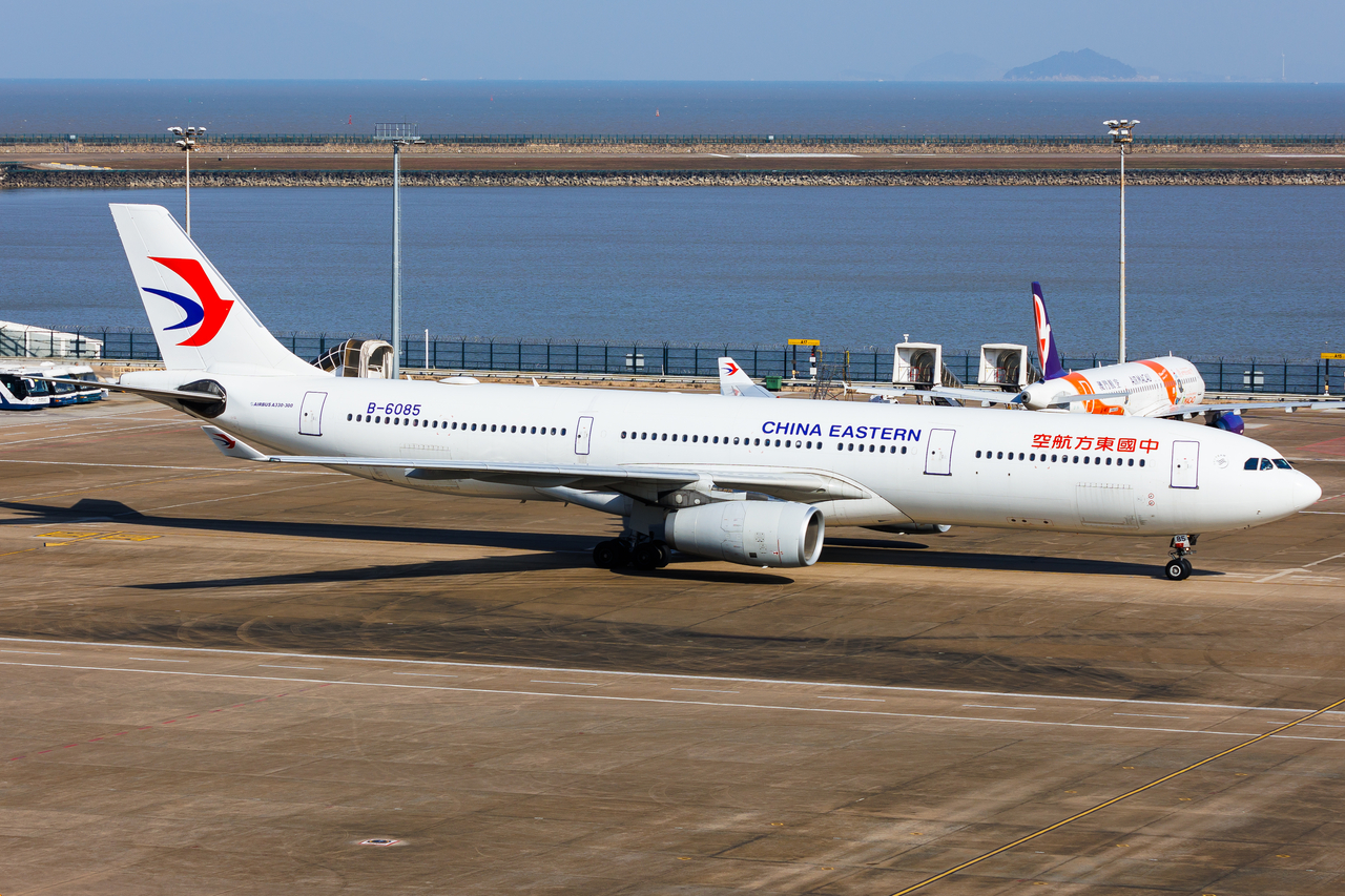 Full size: China Eastern Airlines Airbus A330-300 B-6085 at Macau International Airport