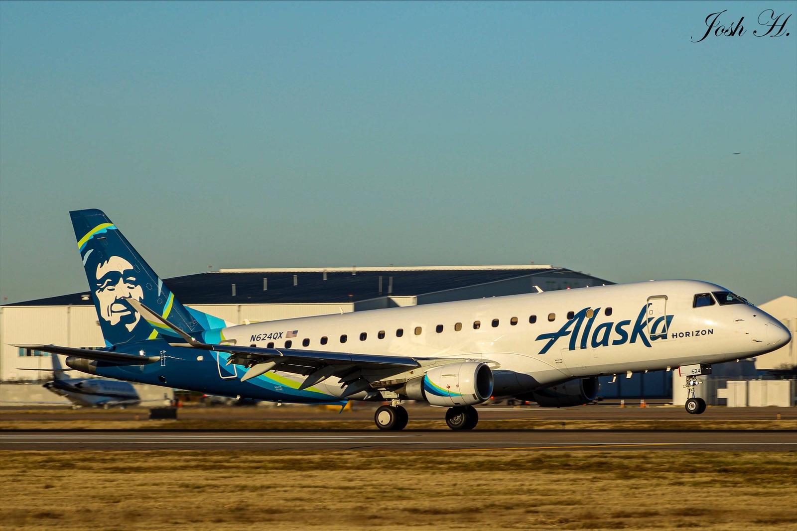 Full size: Horizon Air Embraer E175 N624QX at Dallas Love Field Airport