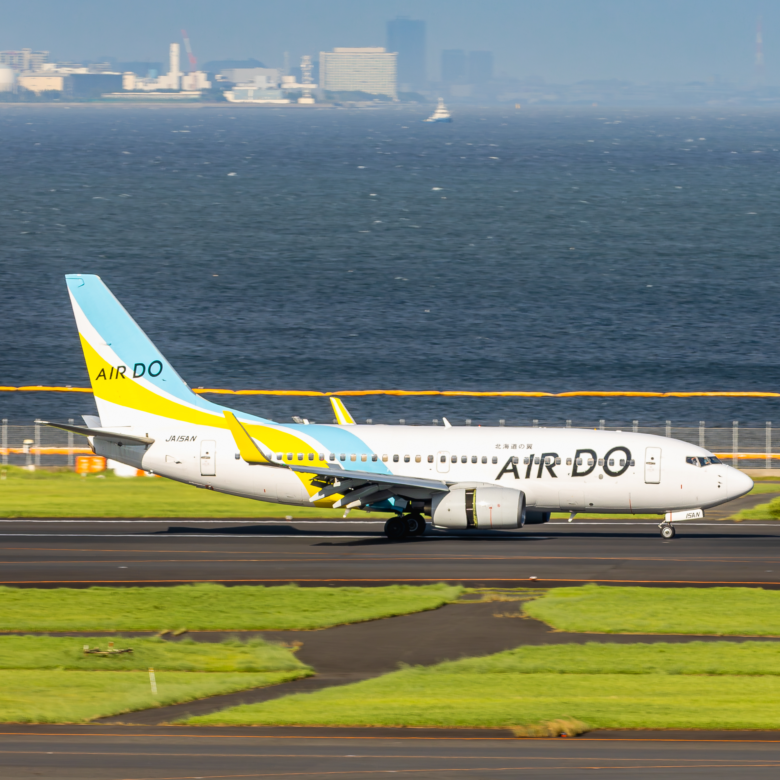 Full size: Air Do Boeing 737-700 JA15AN at Tokyo-Haneda Airport