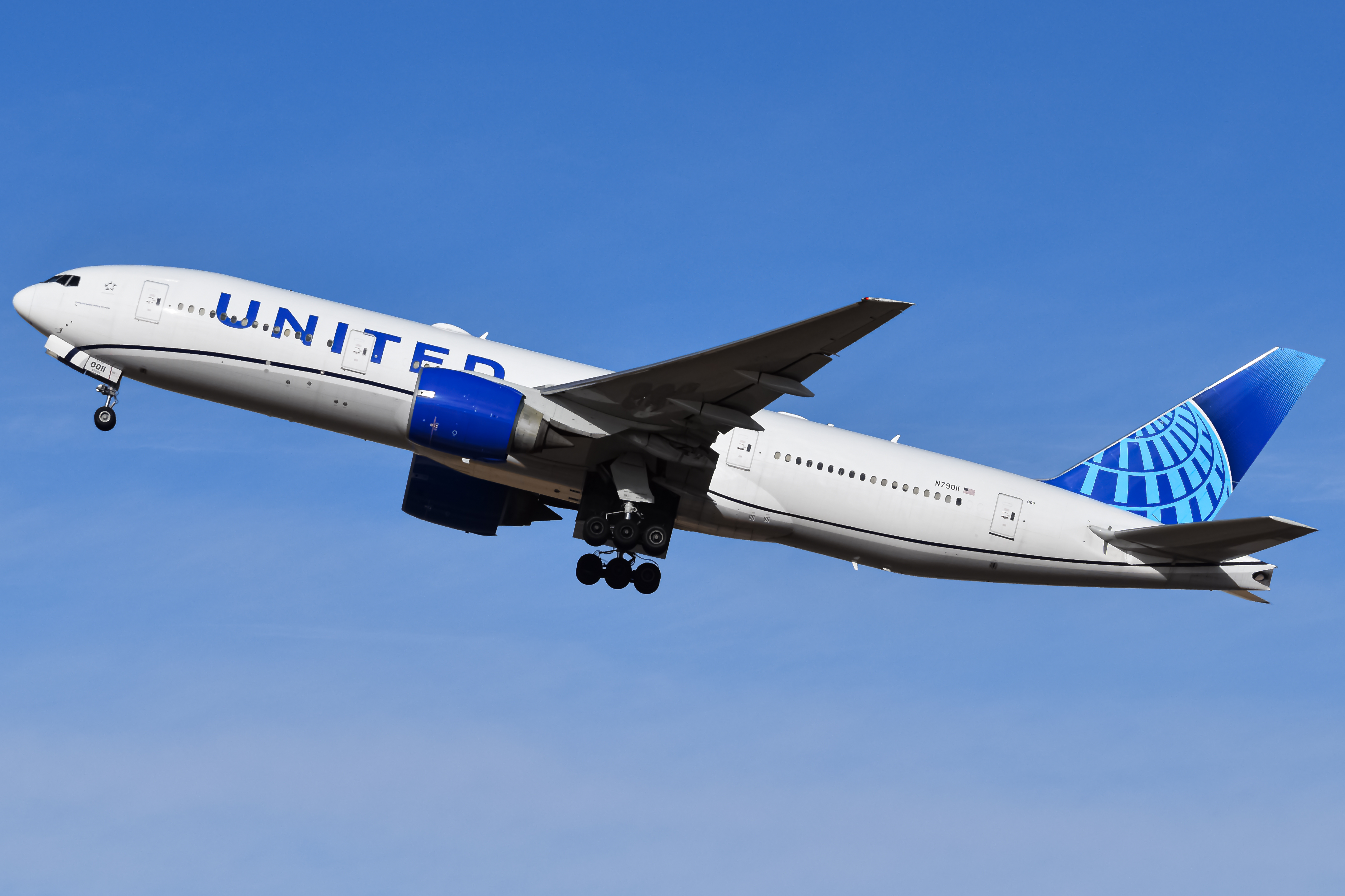 Full size: United Airlines Boeing 777-200ER N79011 at Denver International Airport
