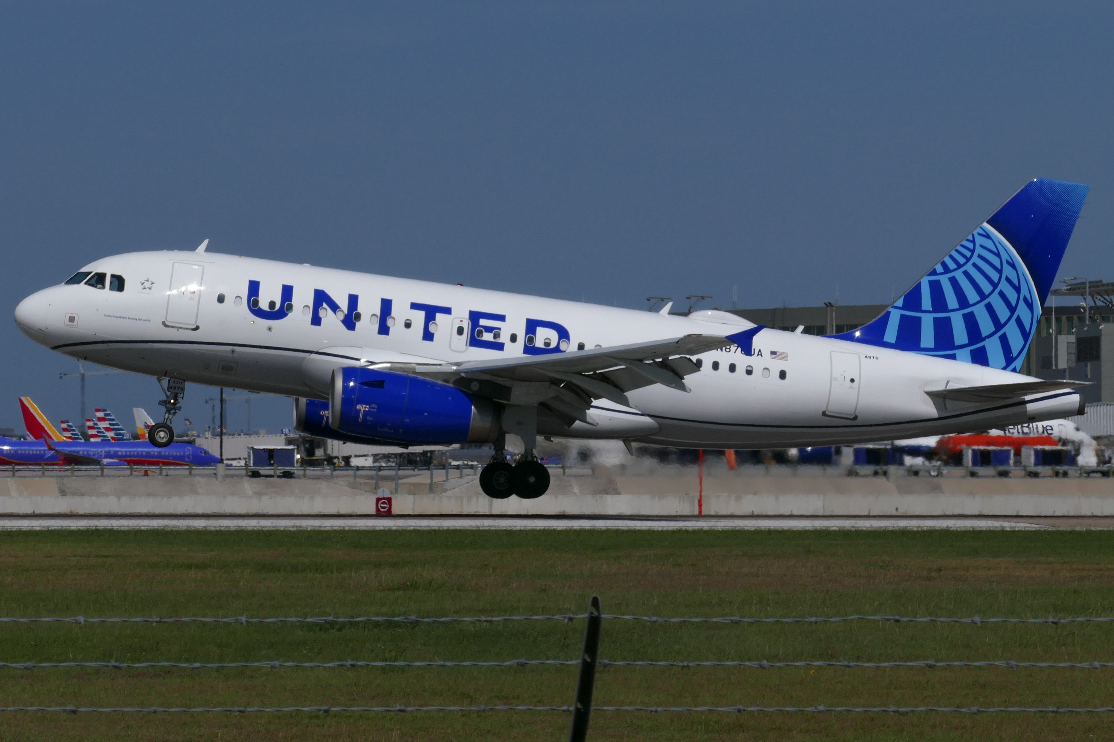 Full size: United Airlines Airbus A319 N876UA at Austin-Bergstrom International Airport