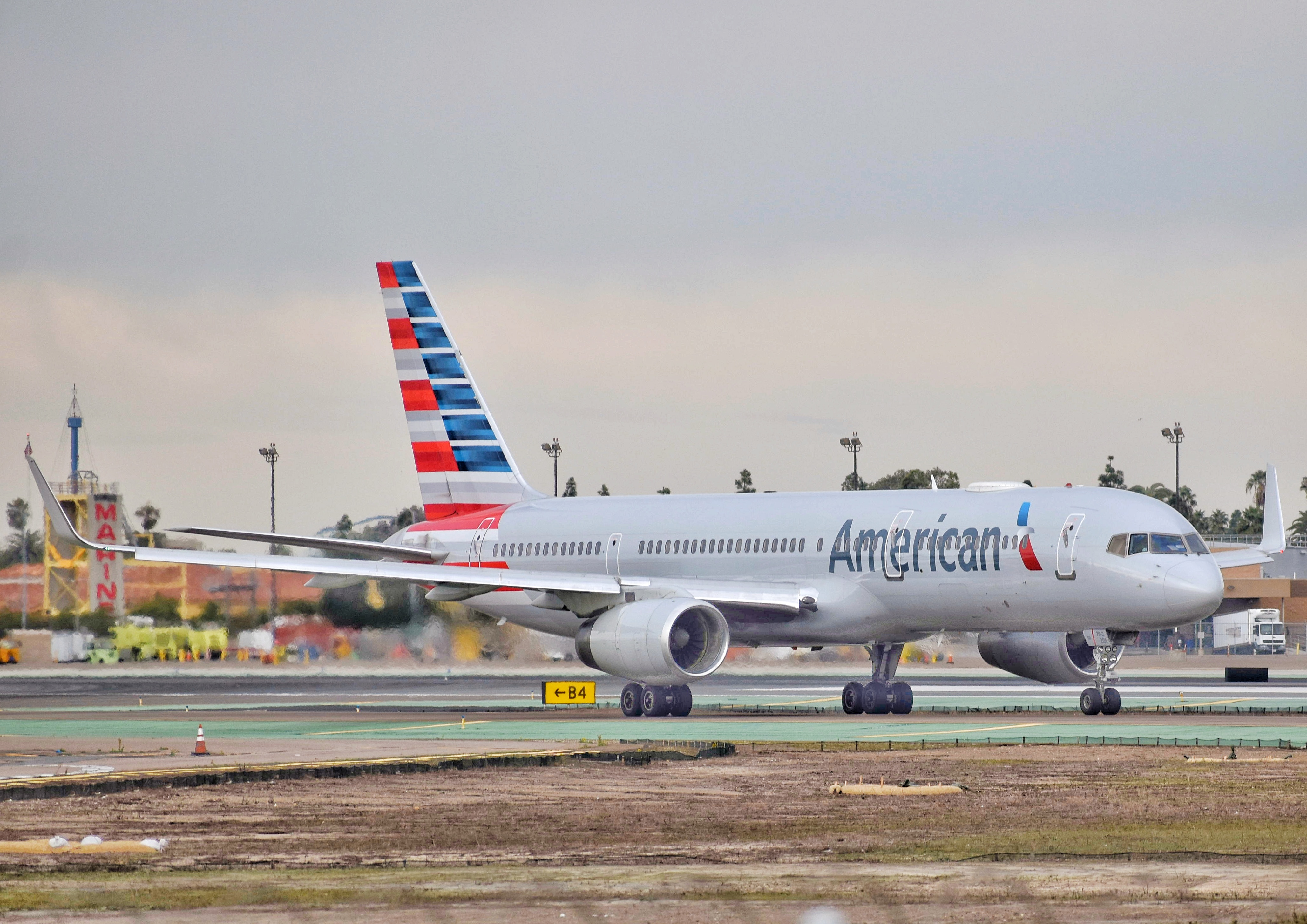 Full size: American Airlines  B757-200 N201UU at San Diego International Airport