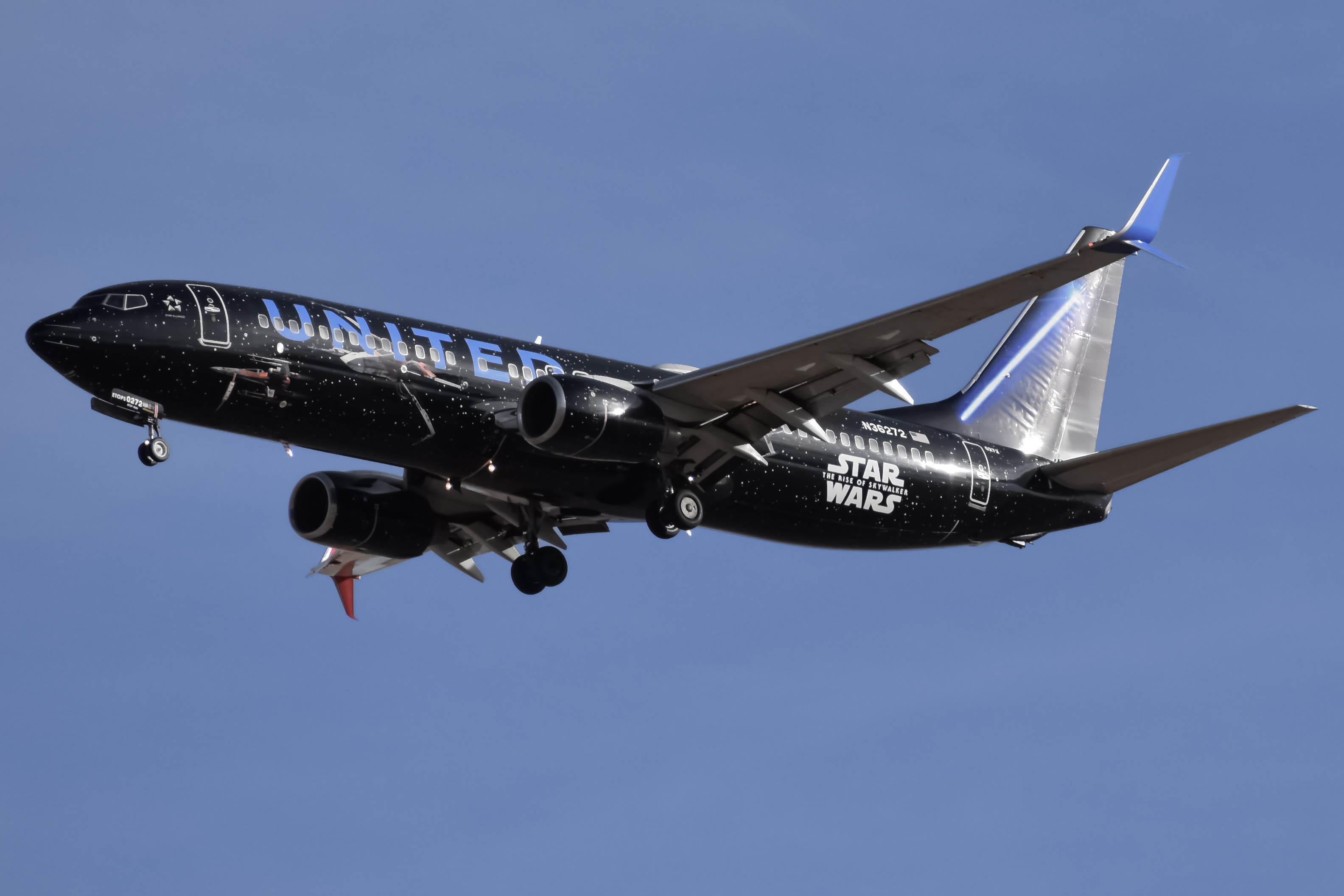 Full size: United Airlines Boeing 737-800 N36272 at Denver International Airport