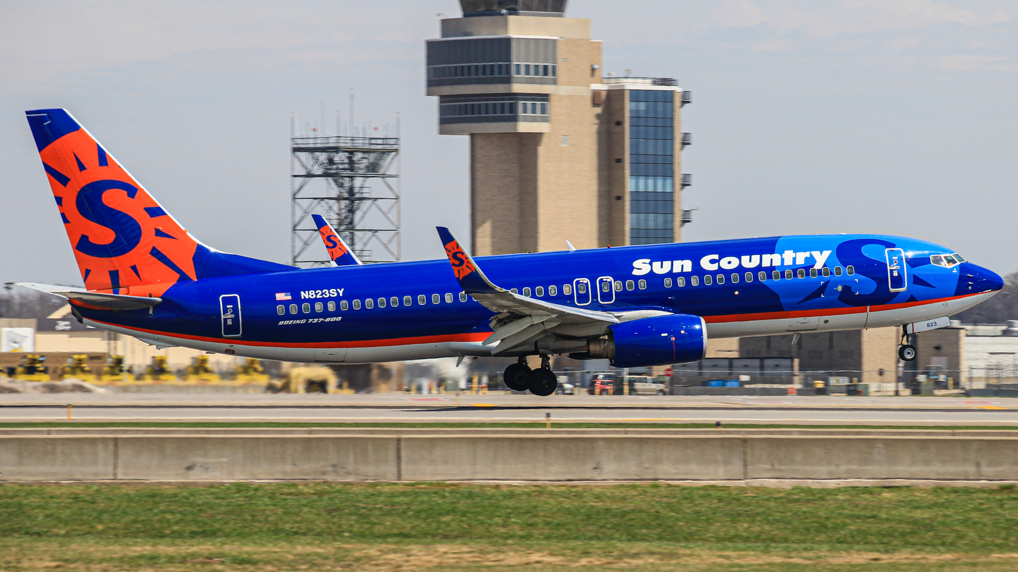 Full size: Sun Country Airlines Boeing 737-800 N823SY at Minneapolis-St Paul International/Wold-Chamberlain Airport
