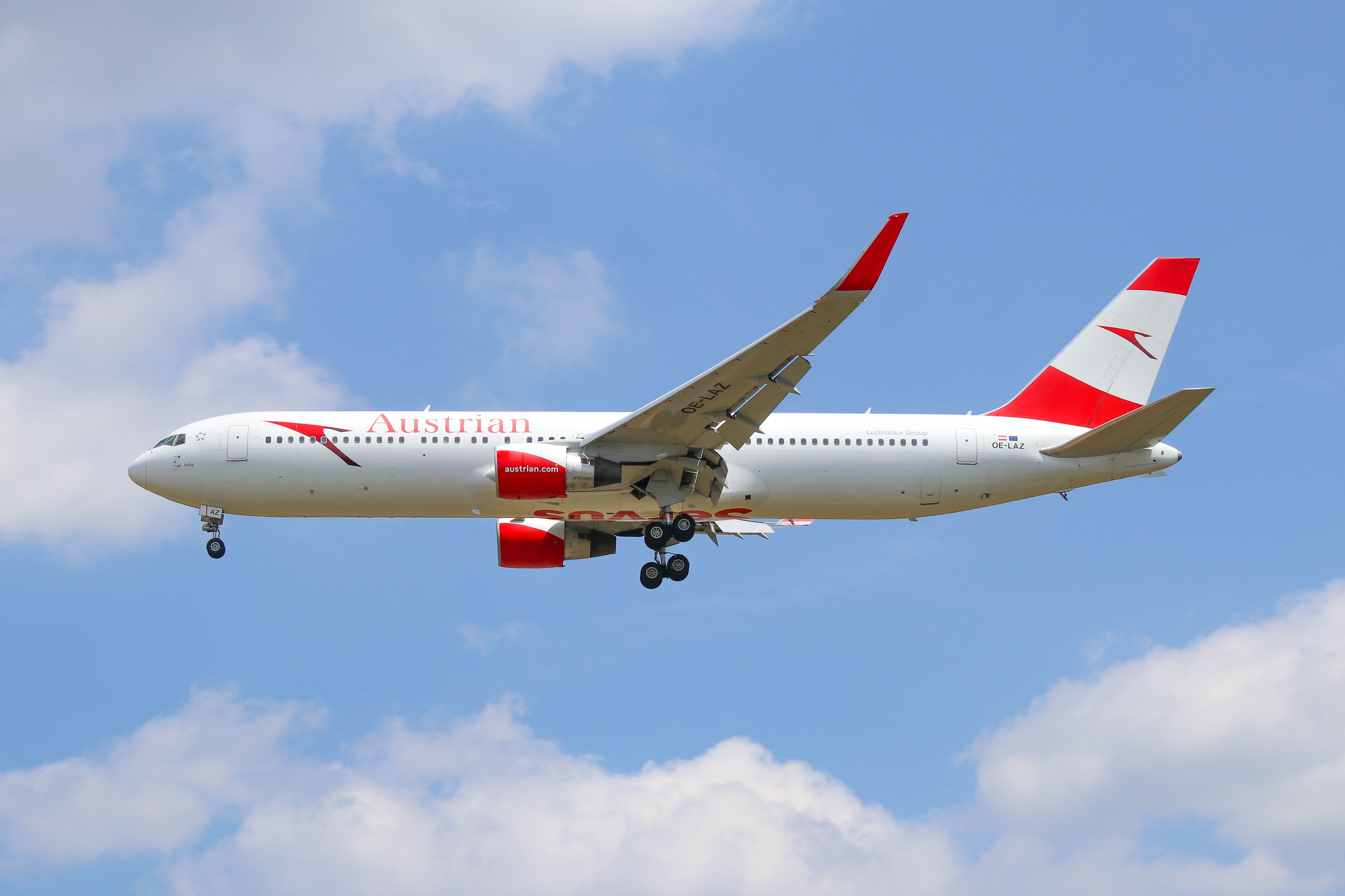 Full size: Austrian Airlines Boeing 767-300ER OE-LAZ at Washington Dulles International Airport
