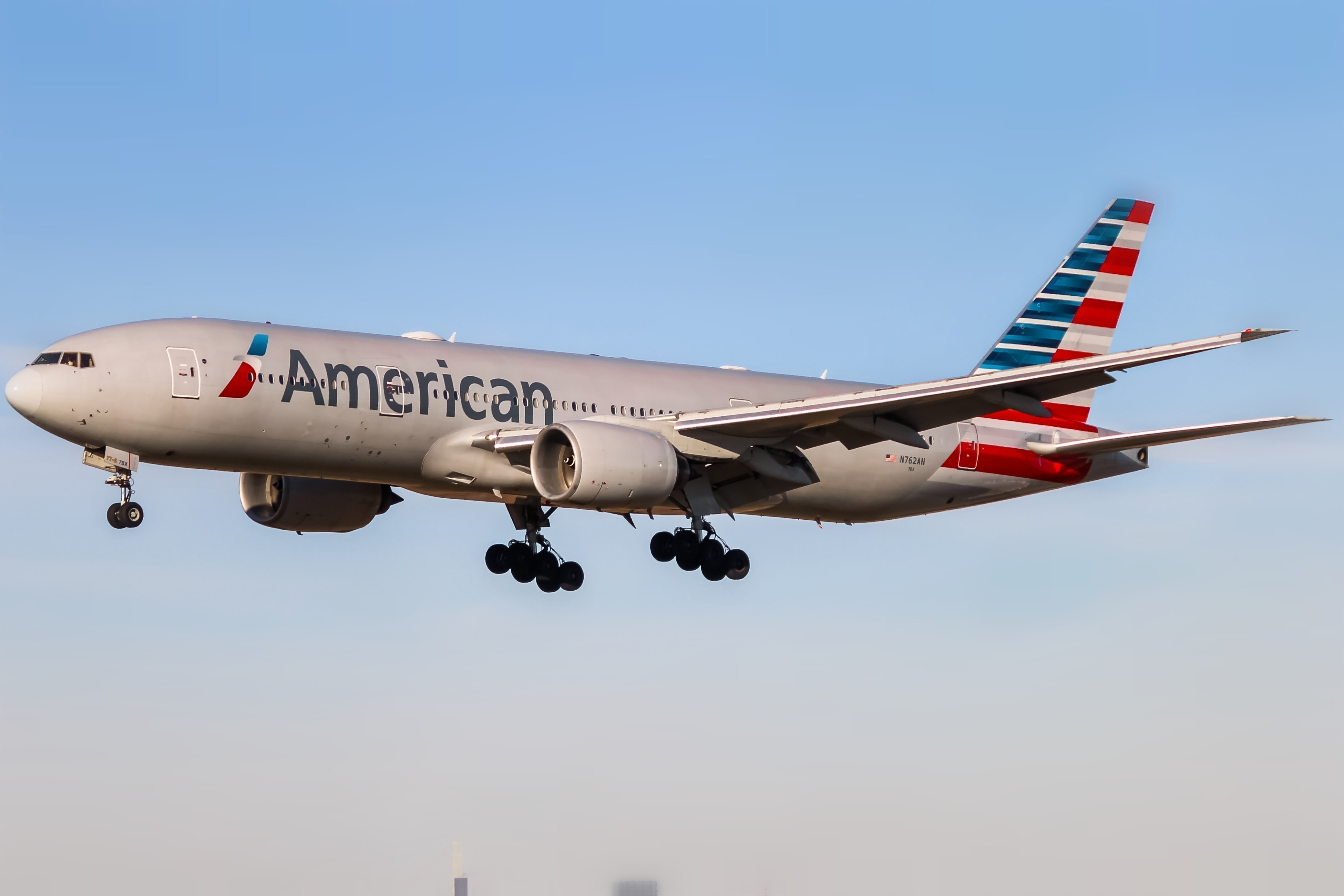 Full size: American Airlines Boeing 777-200ER N762AN at Philadelphia International Airport