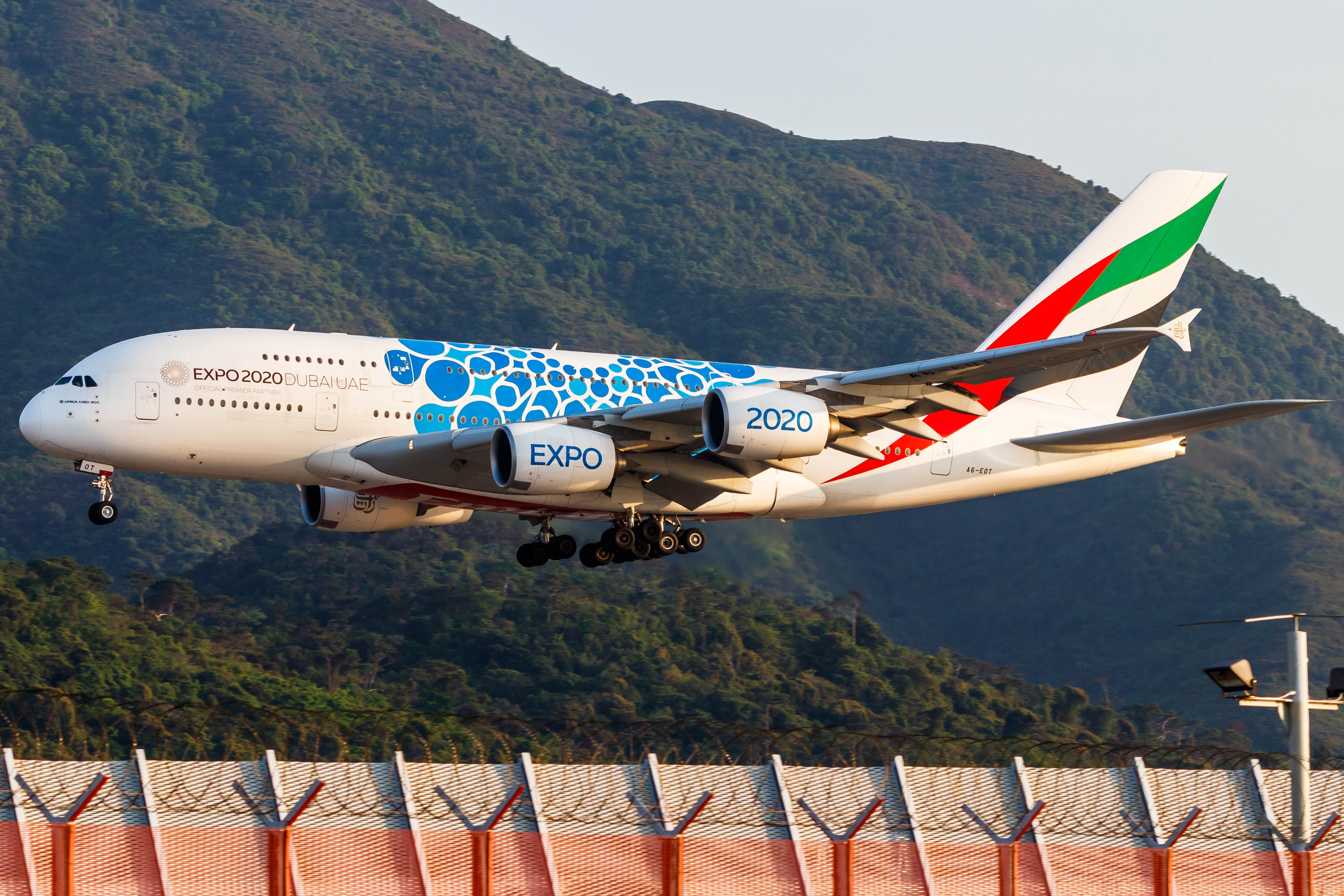 Full size: Emirates Airbus A380-800 A6-EOT at Hong Kong International Airport