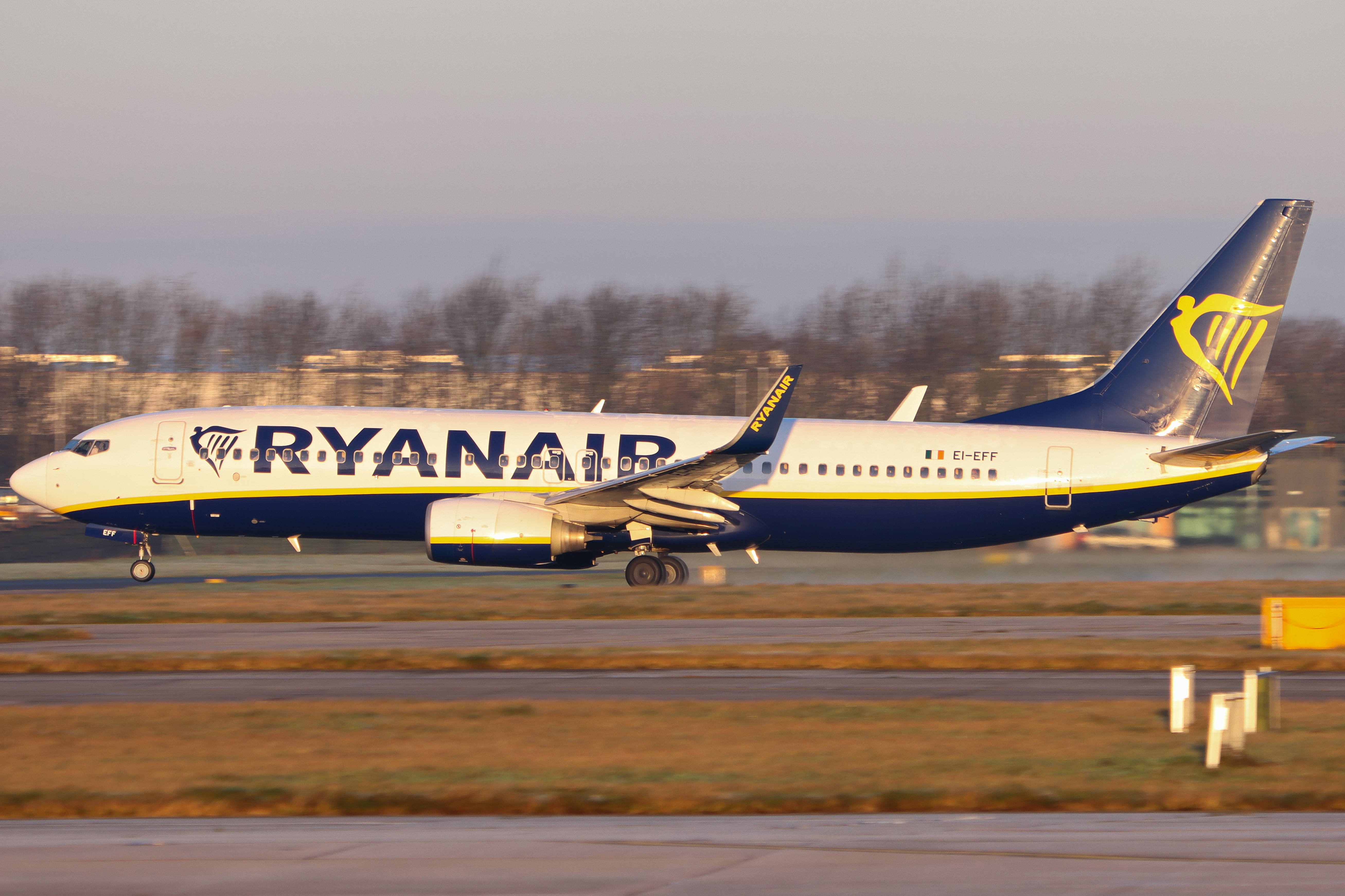 Full size: RyanAir Boeing 737-800 EI-EFF at Manchester Airport