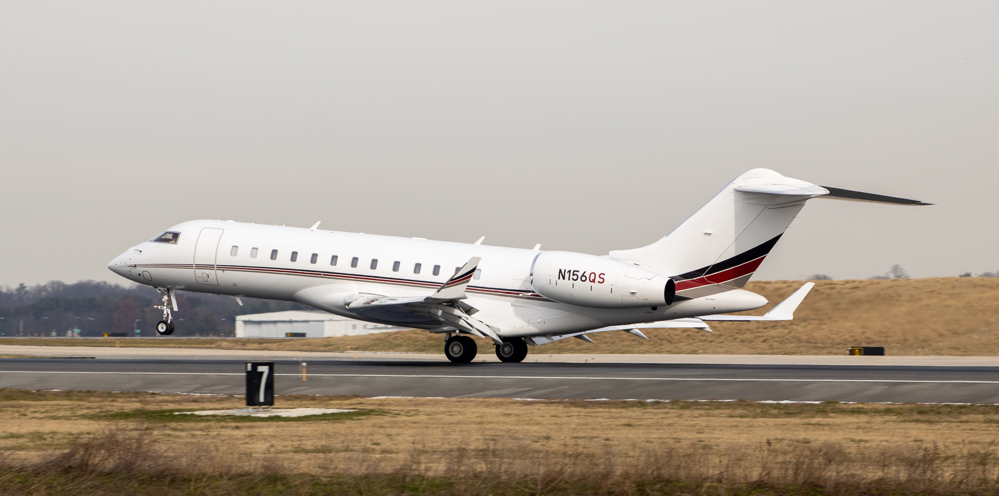 Full size: NetJets Bombardier Global 6000 N156QS at Baltimore/Washington International Thurgood Marshall Airport
