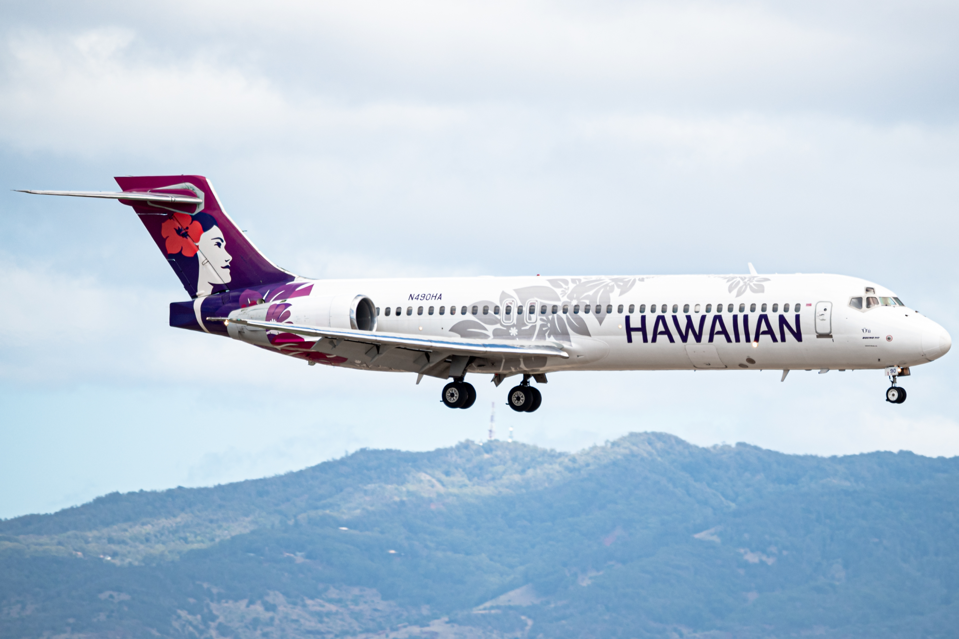 Full size: Hawaiian Airlines Boeing 717-200 N490HA at Daniel K Inouye International Airport