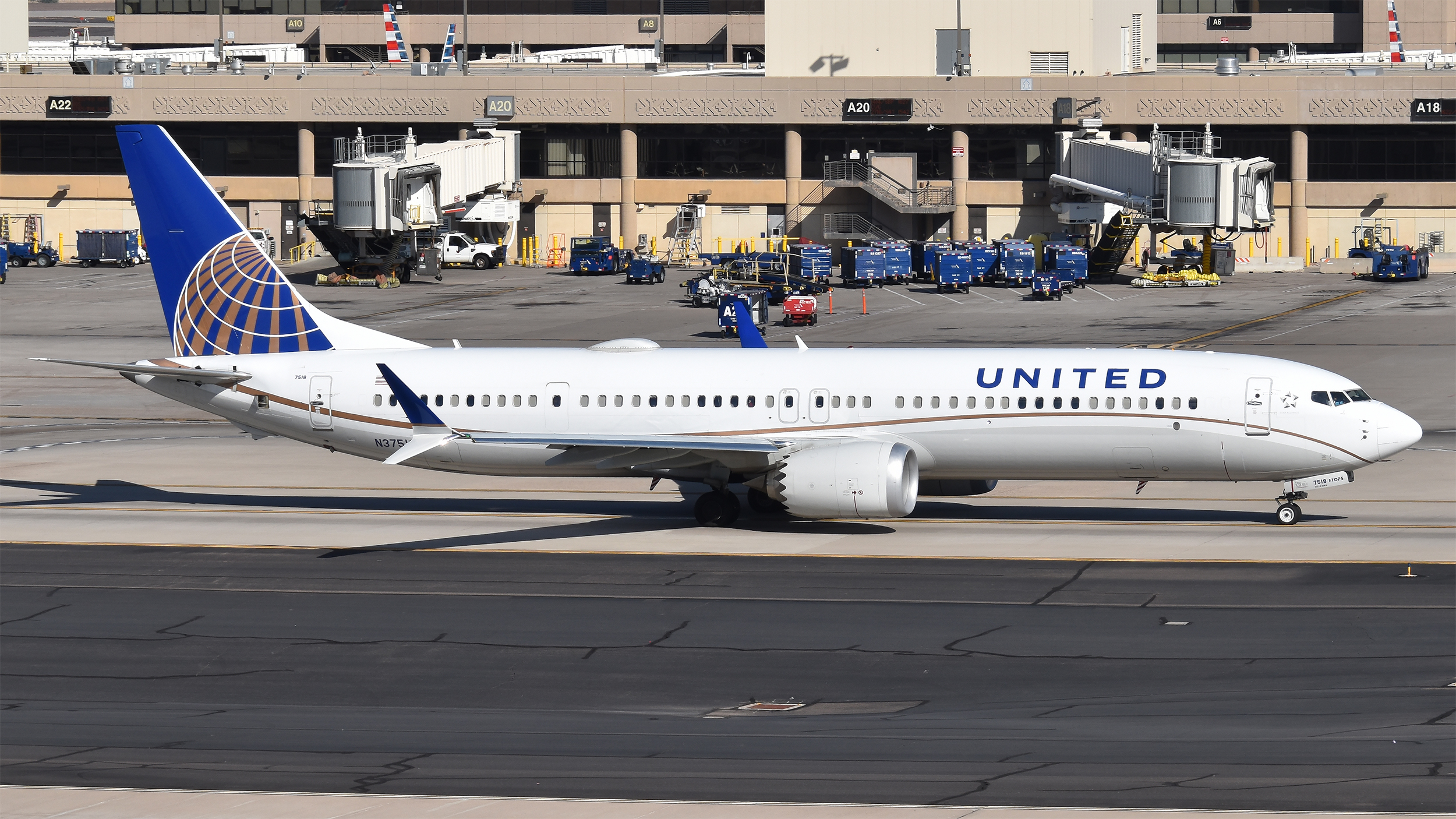 Full size: United Airlines Boeing 737 MAX 9 N37518 at Phoenix Sky Harbor International Airport