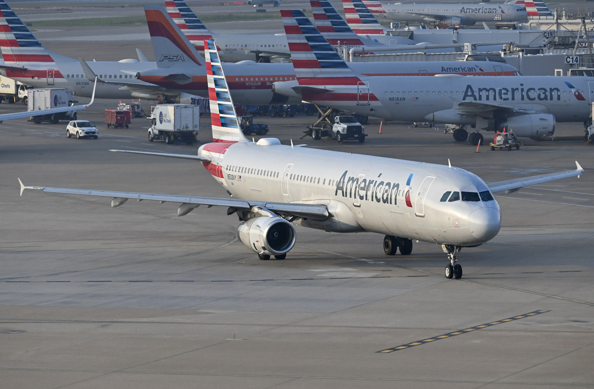 Full size: American Airlines Airbus A321-200 N508AY at Dallas-Fort Worth International Airport