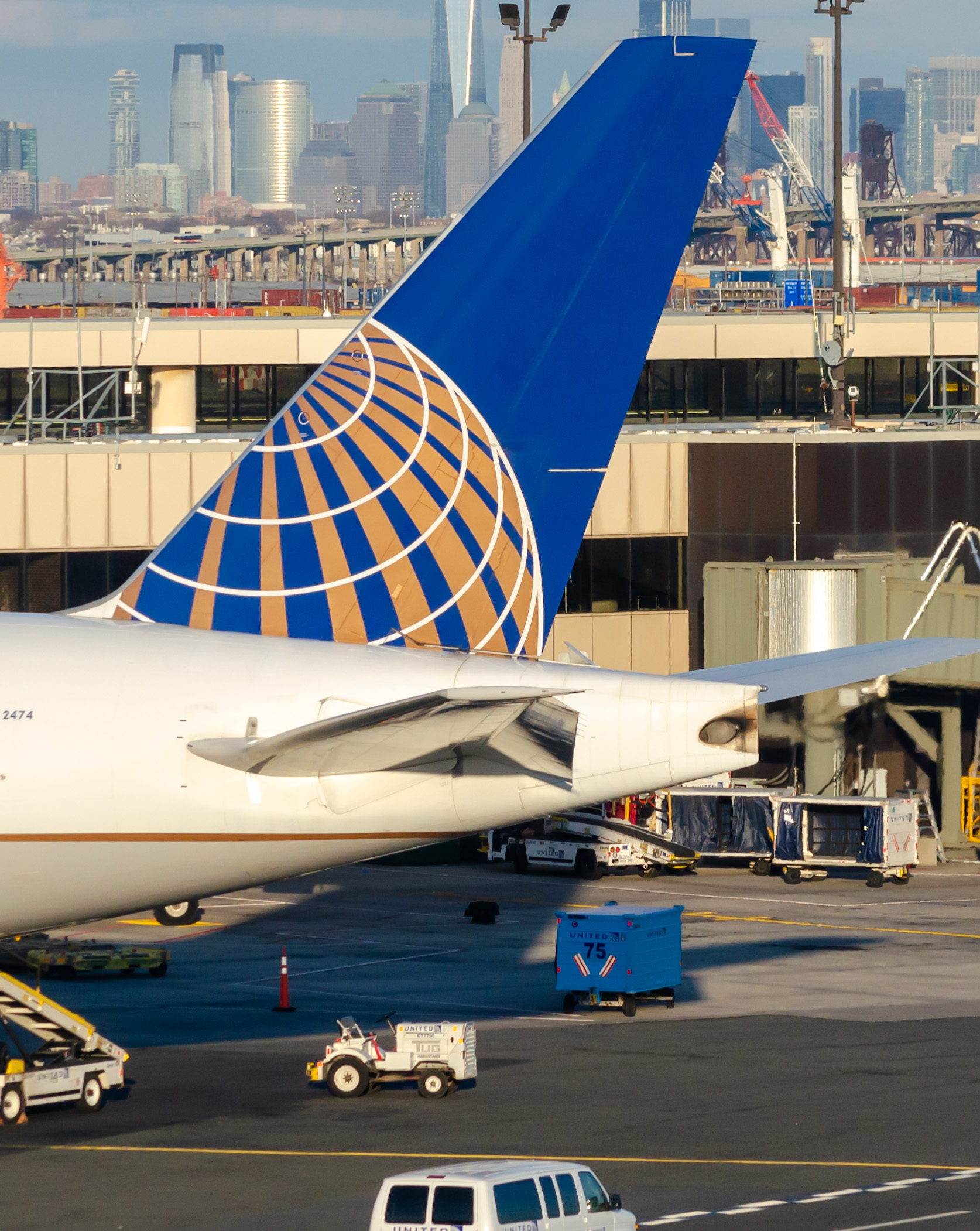 Full size: United Airlines Boeing 777-200 N774UA at Newark Liberty International Airport