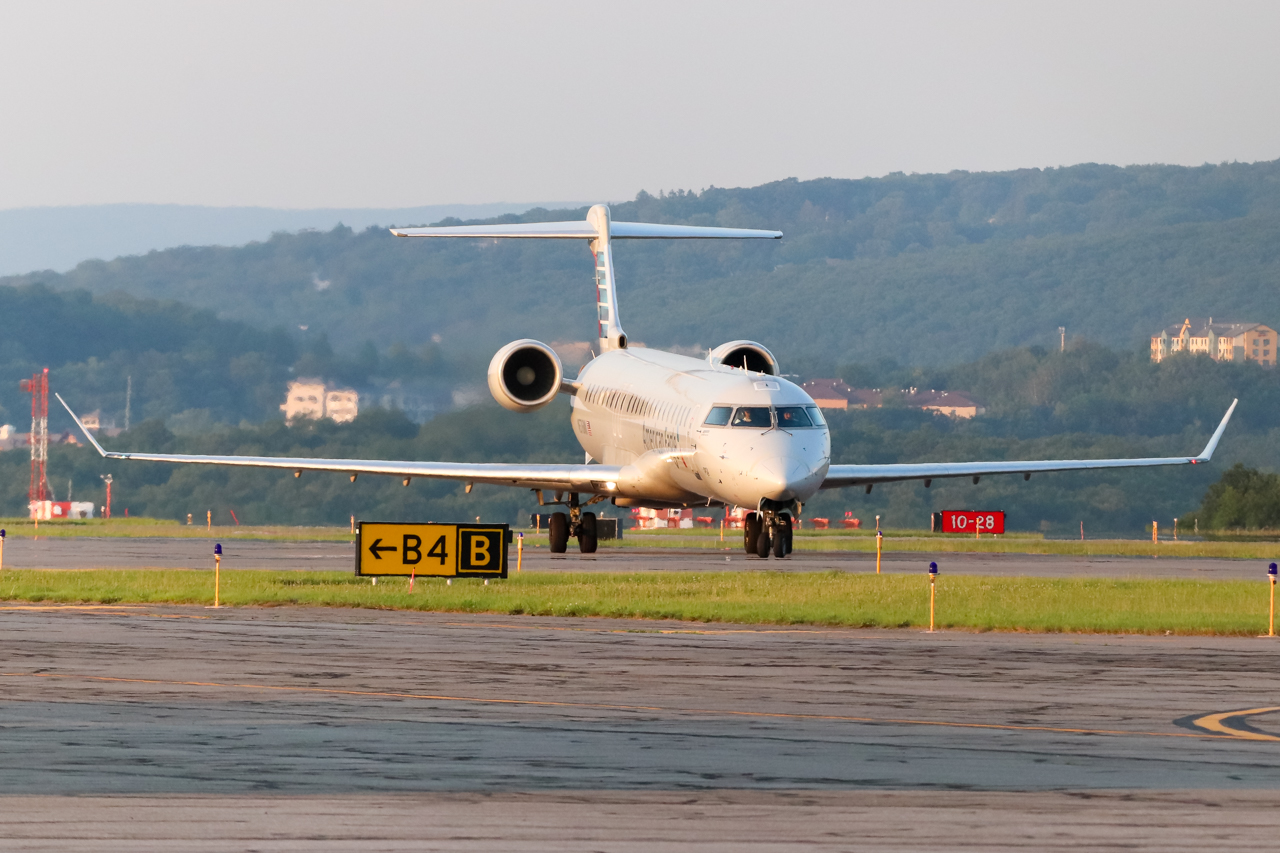 Full size: American Eagle Mitsubishi CRJ-900 N576NN at Avoca Wilkes-Barre/Scranton International Airport