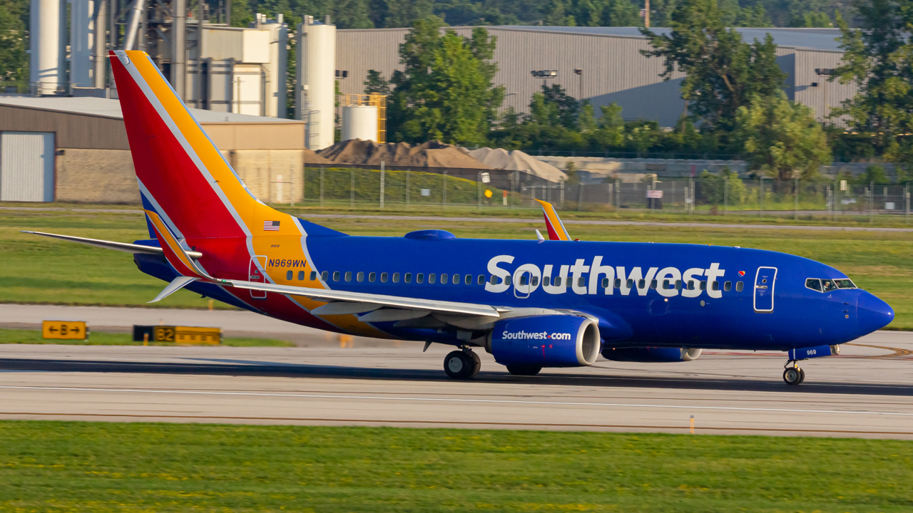 Full size: Southwest Airlines Boeing 737-700 N969WN at John Glenn Columbus International Airport