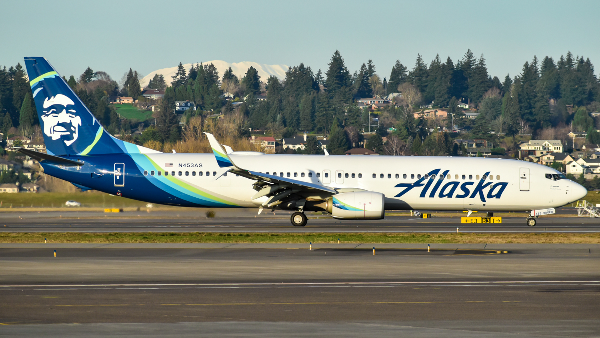 Full size: Alaska Airlines Boeing 737-900ER N453AS at Portland International Airport