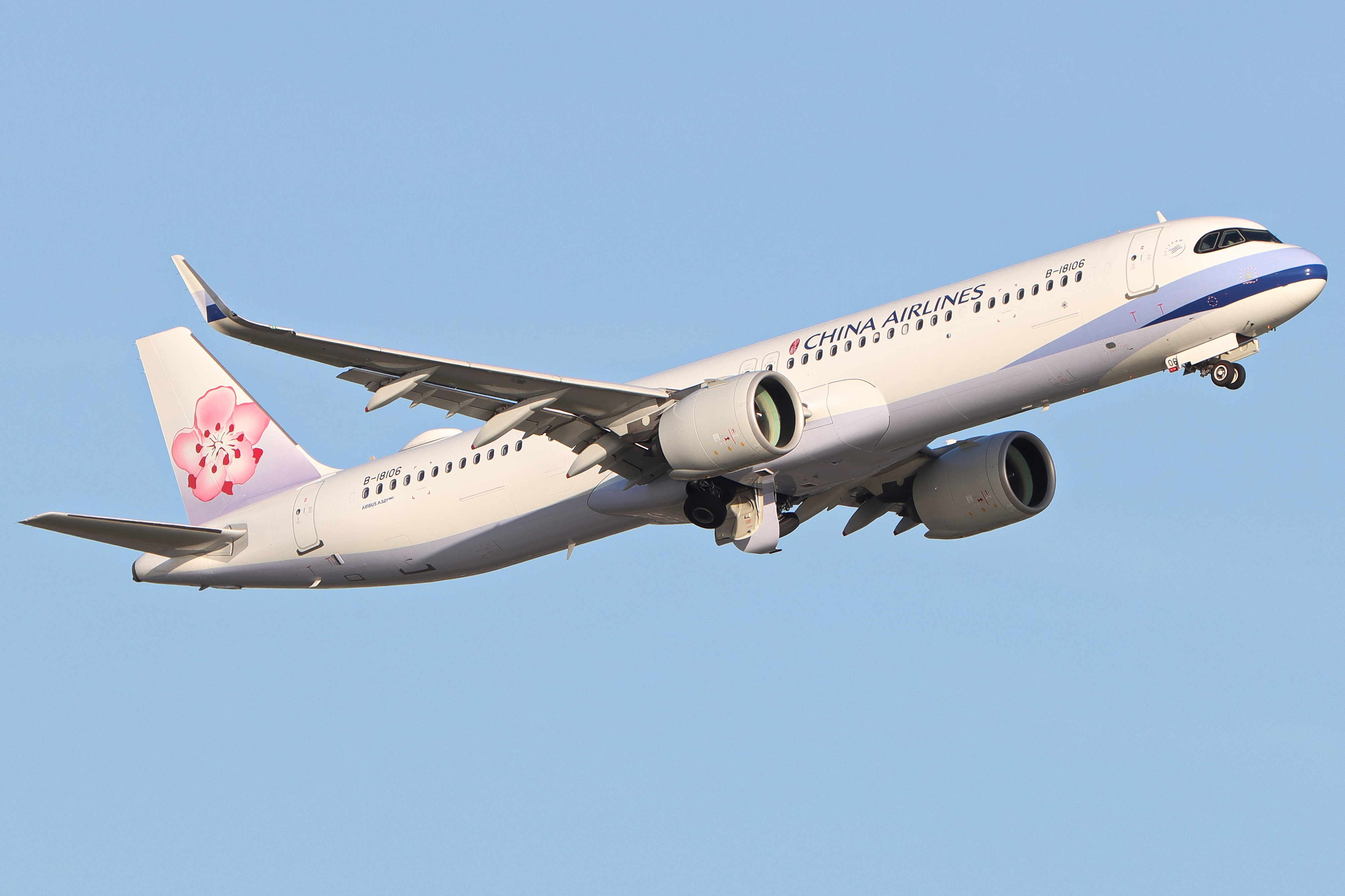 Full size: China Airlines Airbus A321NEO B-18106 at Hong Kong International Airport