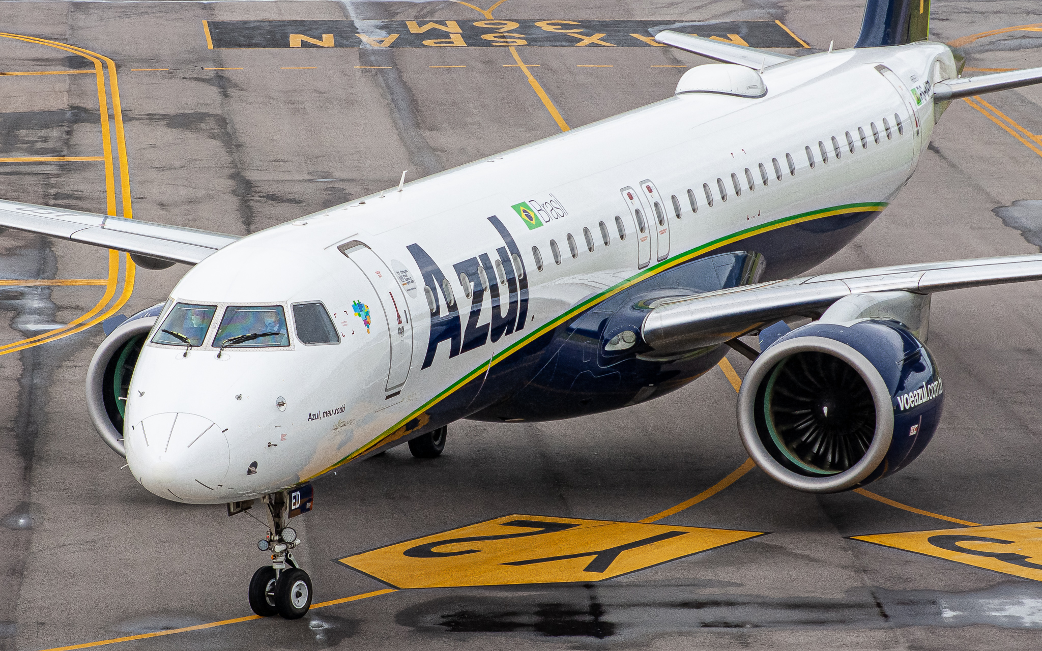 Full size: Azul Brazilian Airlines Embraer E195-E2 PS-AED at Florianopolis Hercilio Luz International Airport