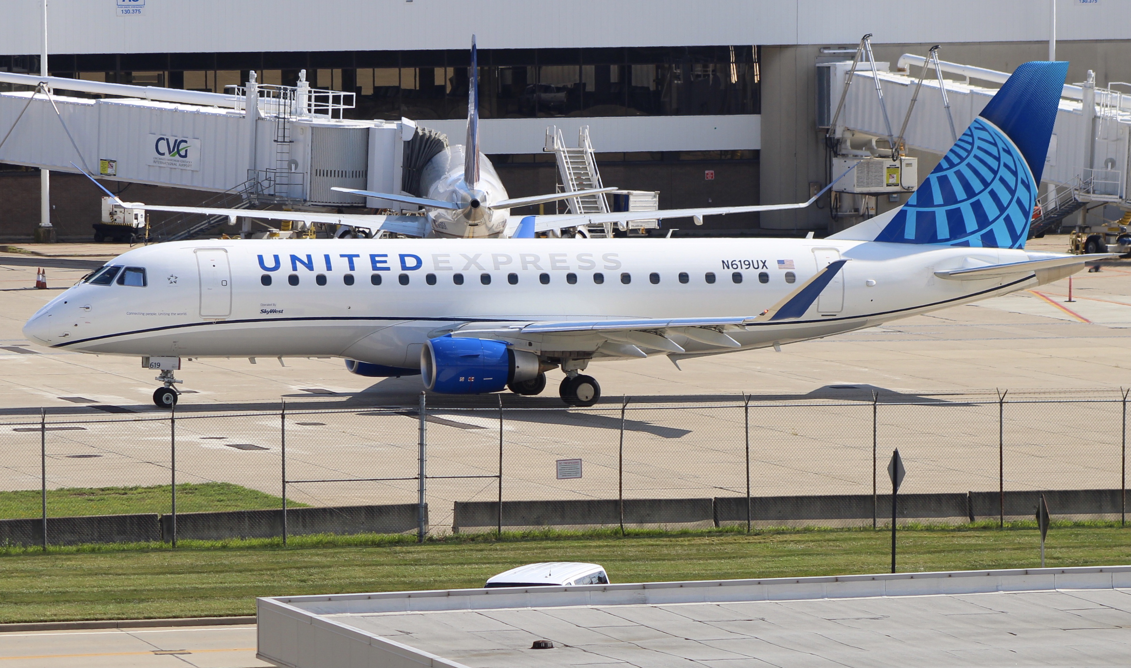 Full size: United Express Embraer E175 N619UX at Cincinnati/Northern Kentucky International Airport