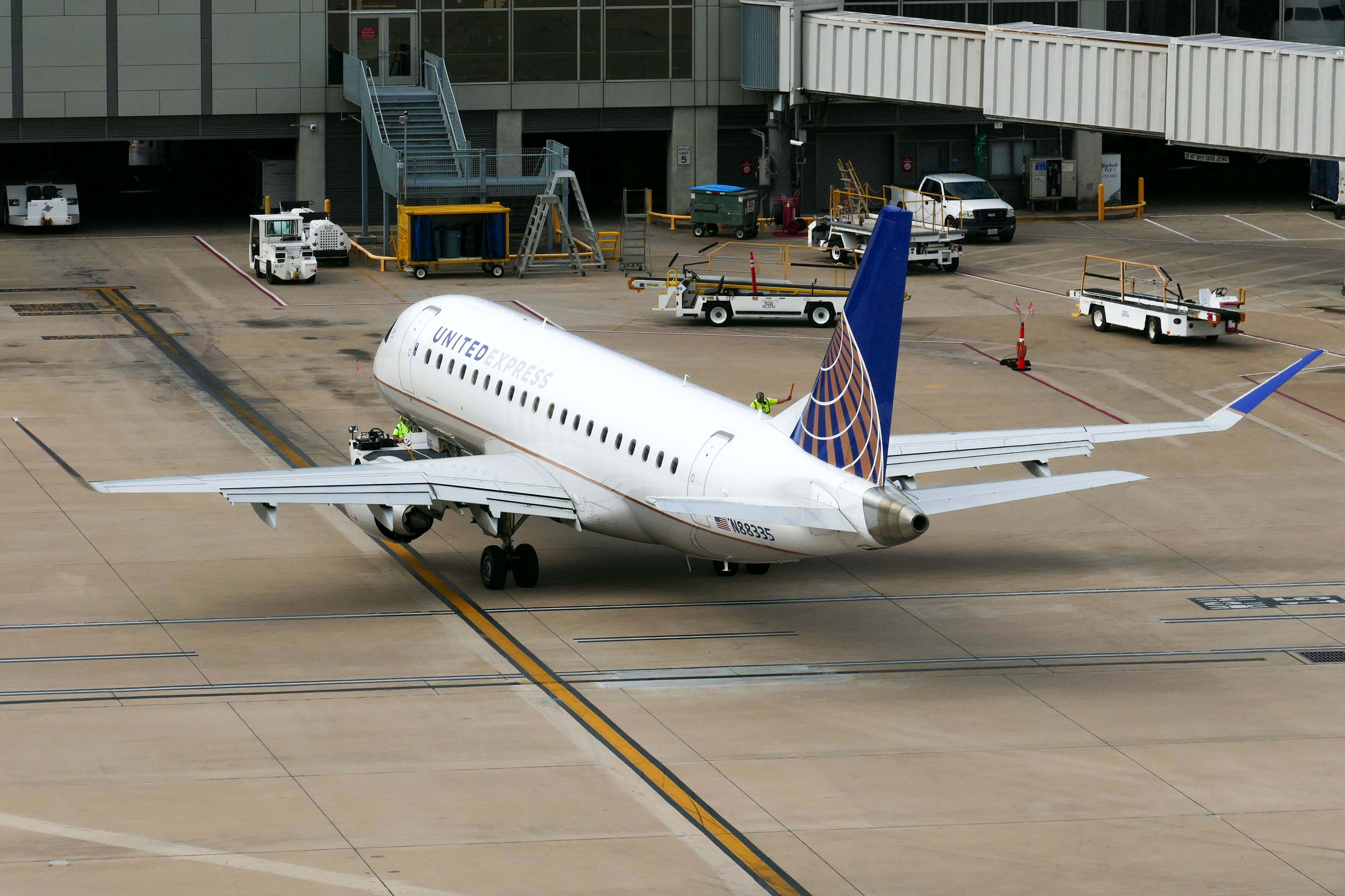 Full size: United Express Embraer E175 N88335 at Austin-Bergstrom International Airport