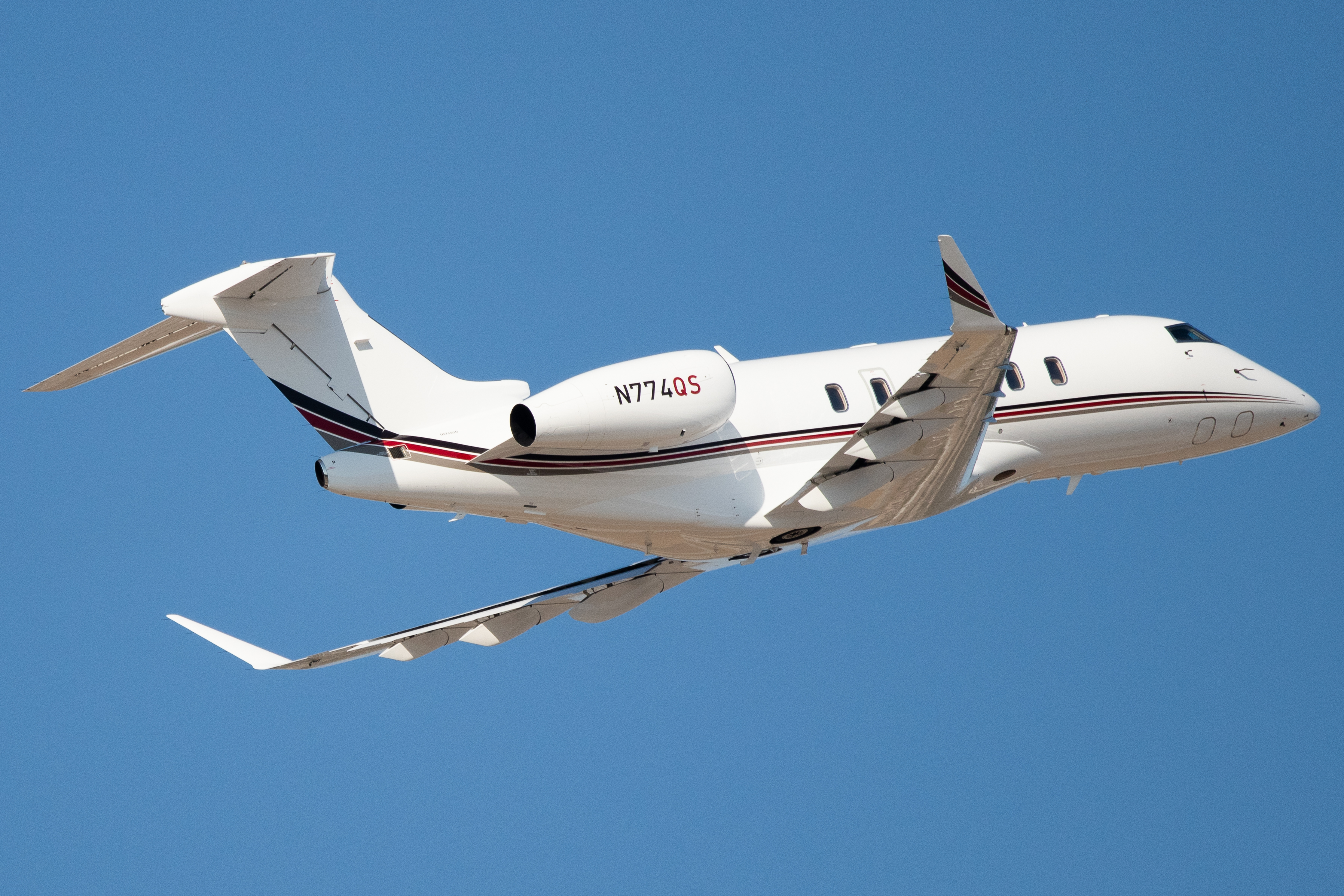 Full size: NetJets Bombardier Challenger 350 N744QS at San Antonio International Airport
