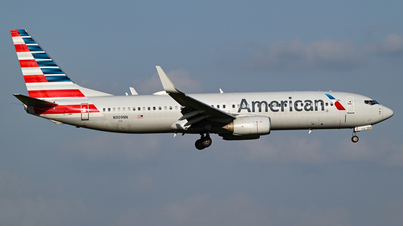 Full size: American Airlines Boeing 737-800 N909NN at Dallas-Fort Worth International Airport