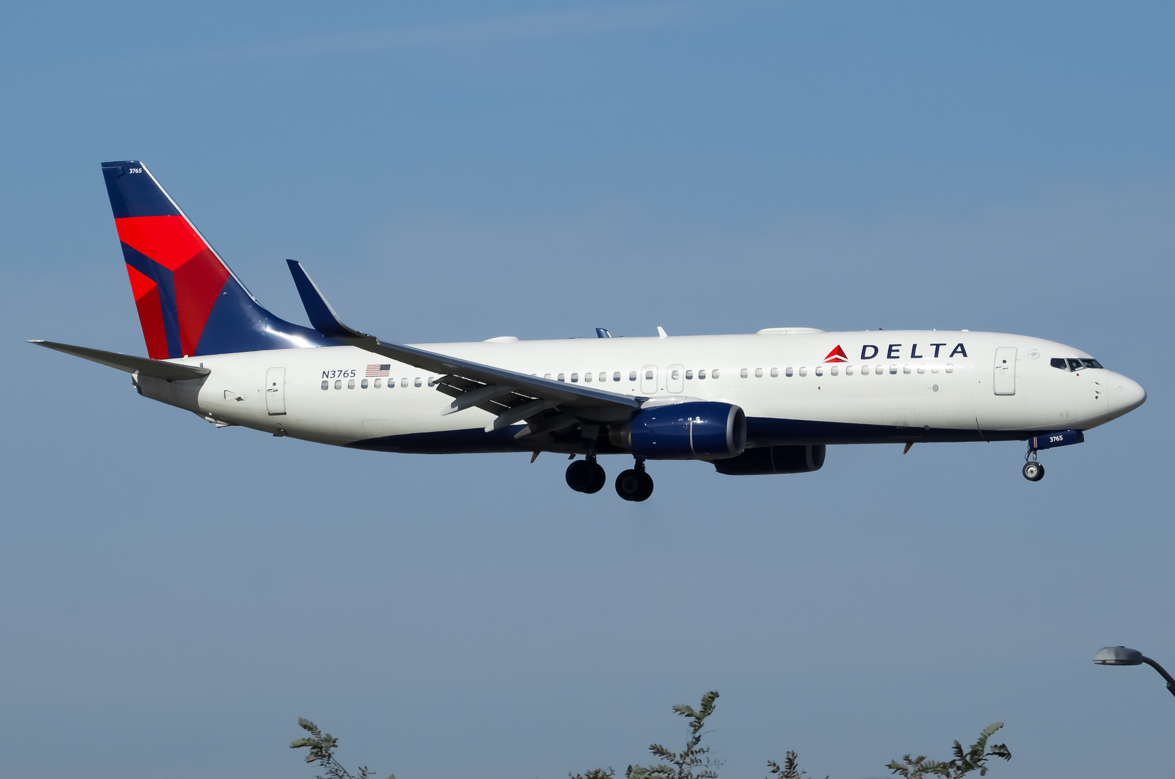 Full size: Delta Airlines Boeing 737-800 N3765 at Newark Liberty International Airport