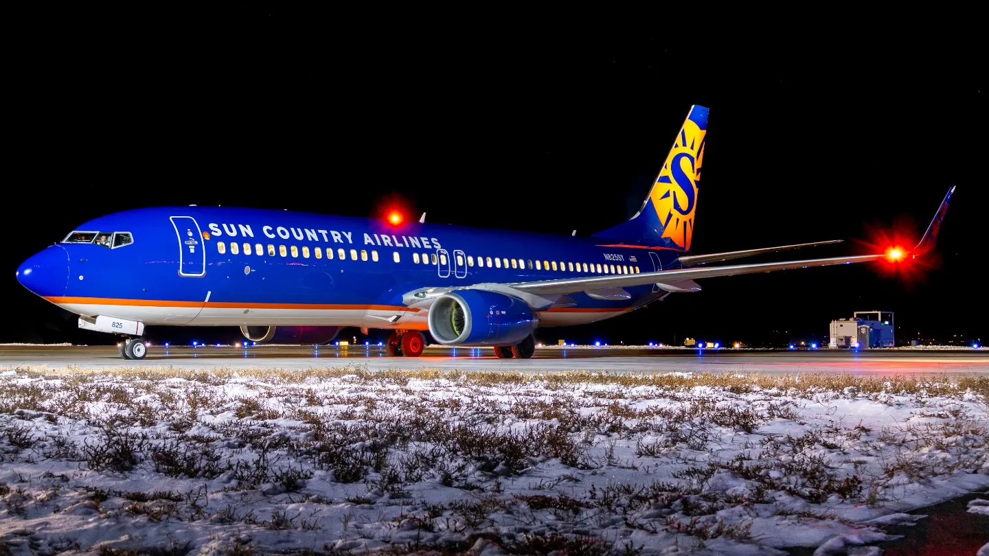 Full size: Sun Country Airlines Boeing 737-800 N825SY at Northern Colorado Regional Airport