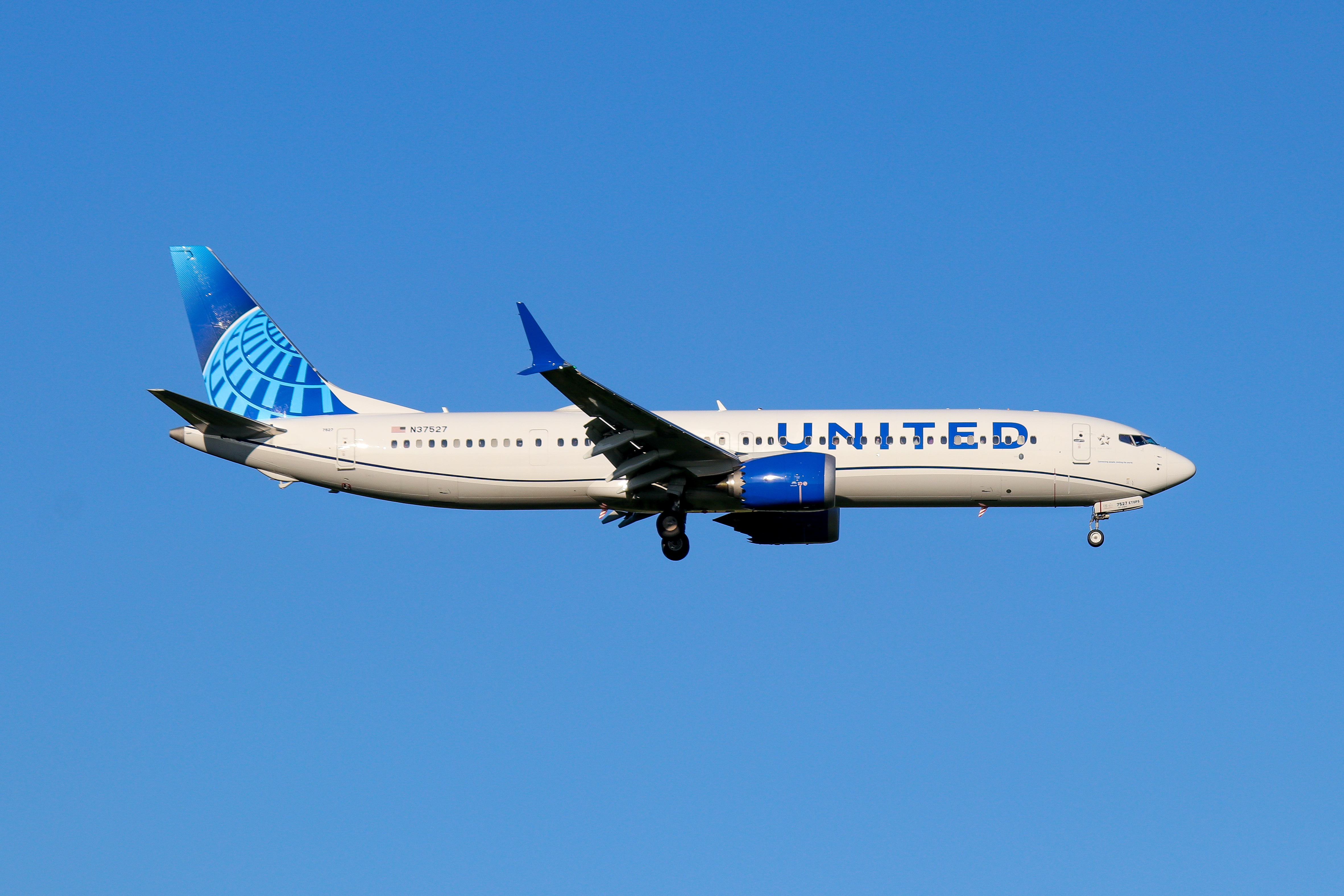 Full size: United Airlines Boeing 737 MAX 9 N37527 at Washington Dulles International Airport