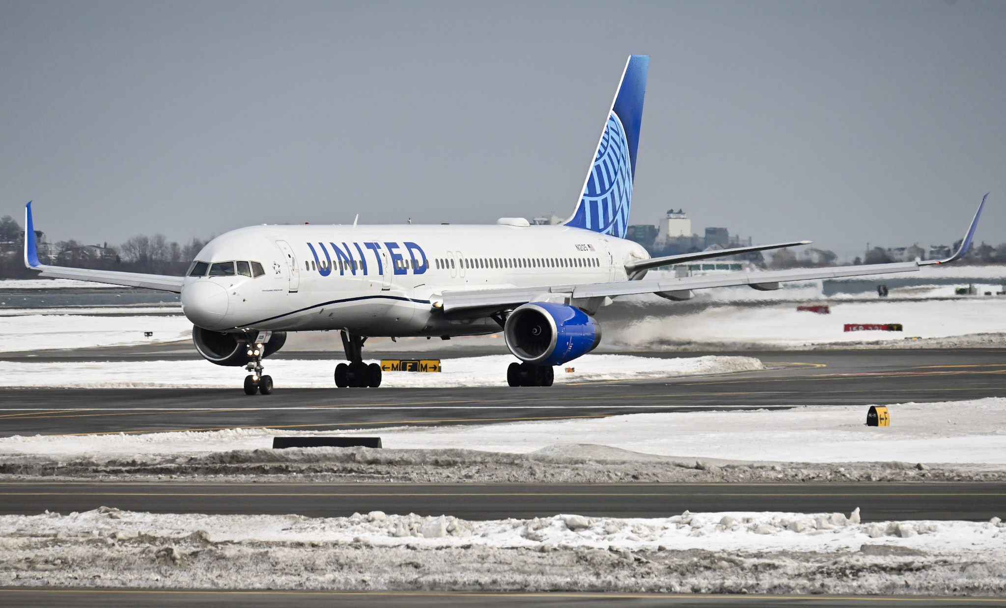 Full size: United Airlines Boeing 757-200 N12125 at General Edward Lawrence Logan International Airport