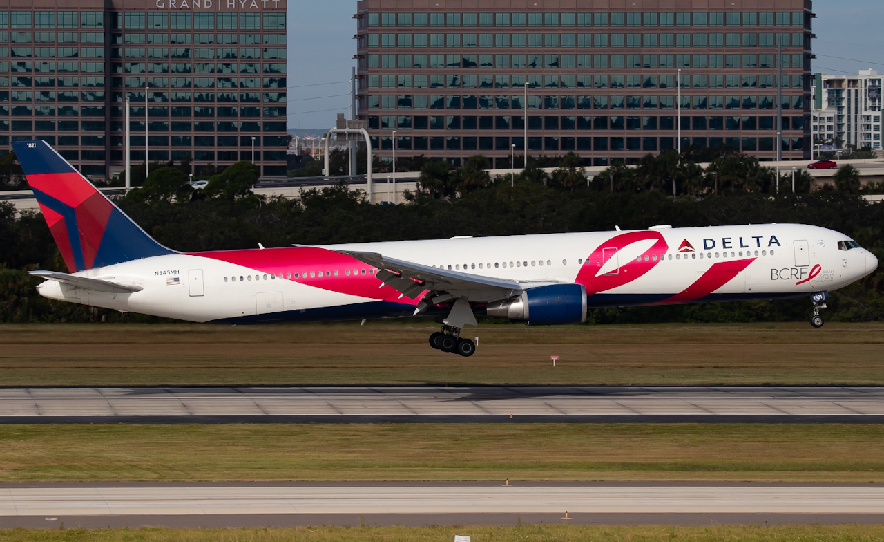 Full size: Delta Airlines Boeing 767-400ER N845MH  at Tampa International Airport